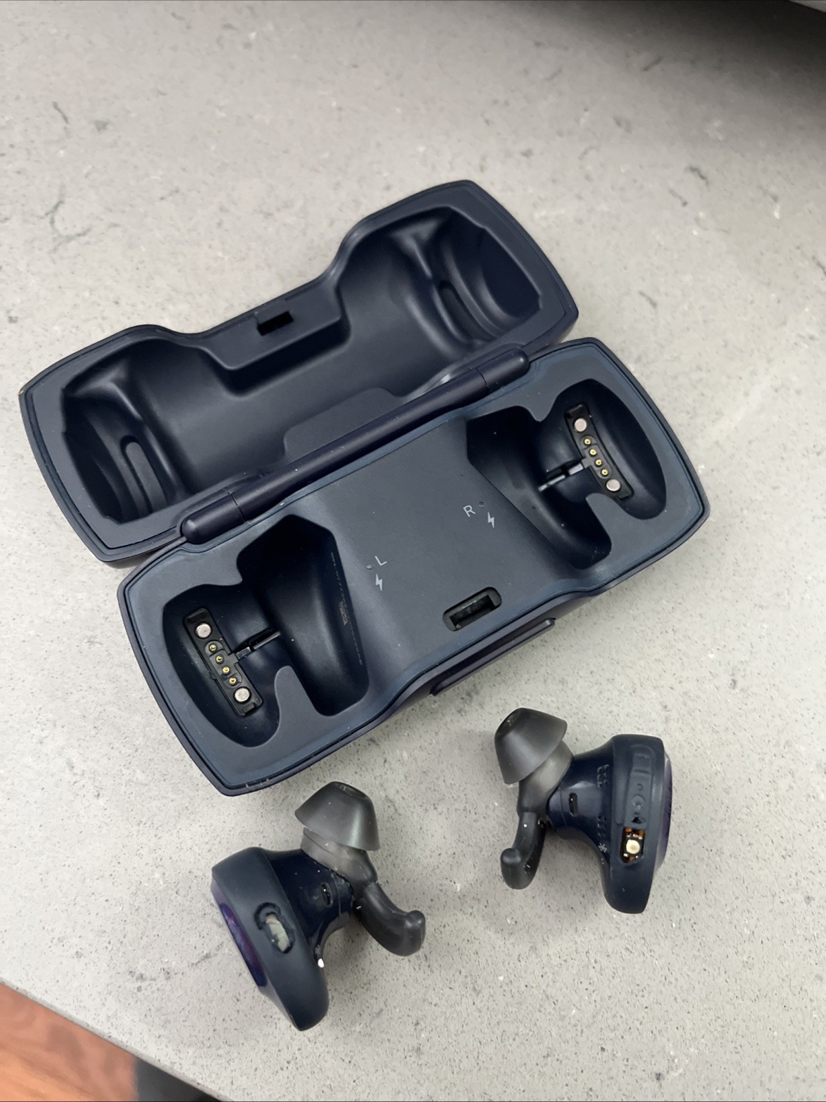 Bose SoundSport Wireless Headphones Sport Bluetooth Earbuds In-ear (For Parts)