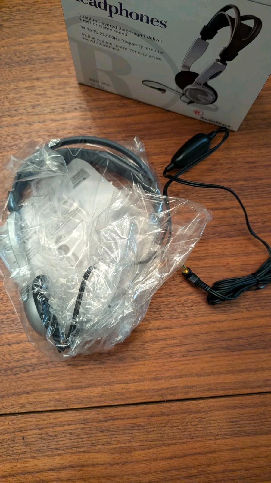 RadioShack PRO 35A Titanium Stereo Headphones 33-1222 NEW Open Box NOS