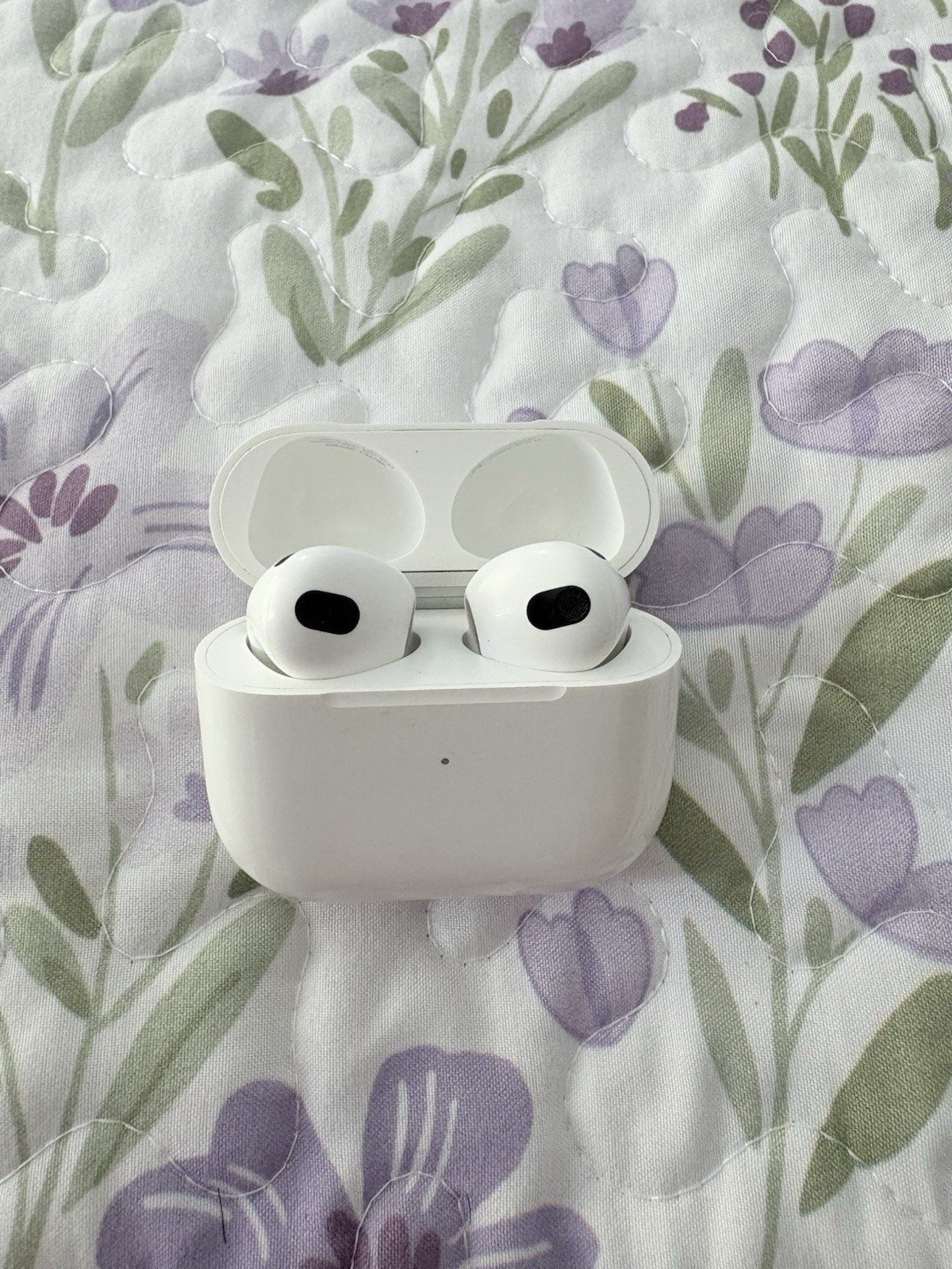 Apple AirPods Pro White In-Ear Bluetooth Earbuds w/ Charging Case. Minor chips.