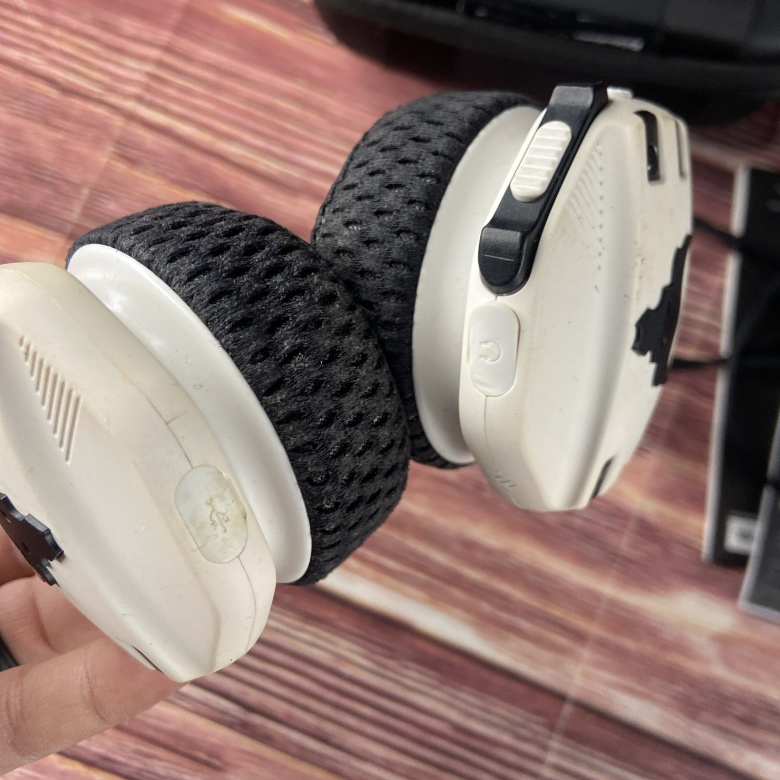 JBL Under Armour Sport Wireless Train Project Rock Edition Headphones White Blk