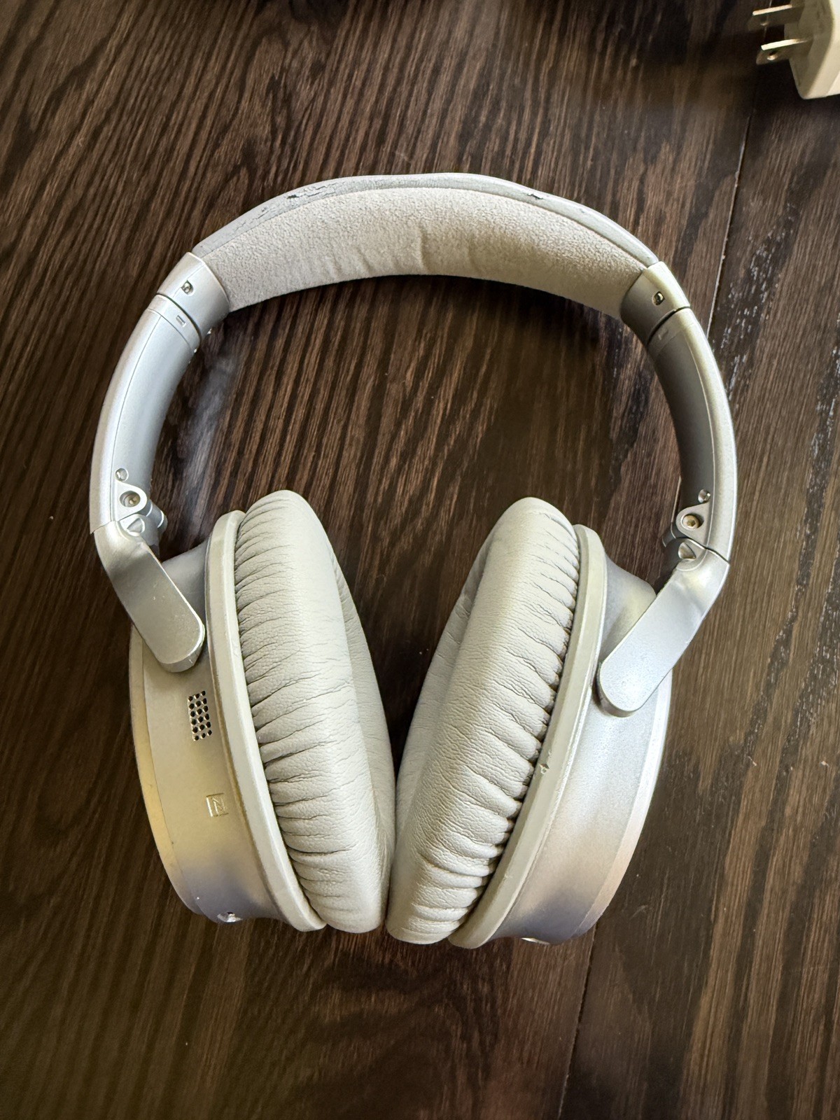 Bose QuietComfort 35 Over the Ear Wireless Headphones – Silver