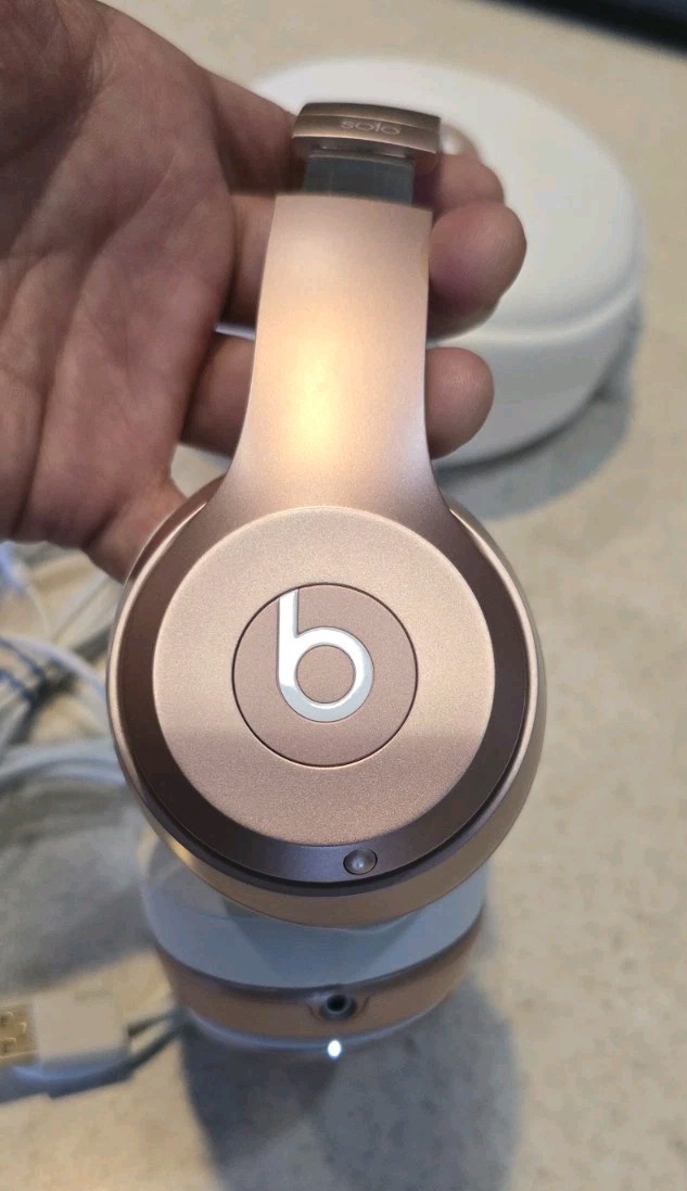 Beats By DR. Dre Solo 2 Wireless On-Ear Headphones Rose Gold B0534 Great Shape