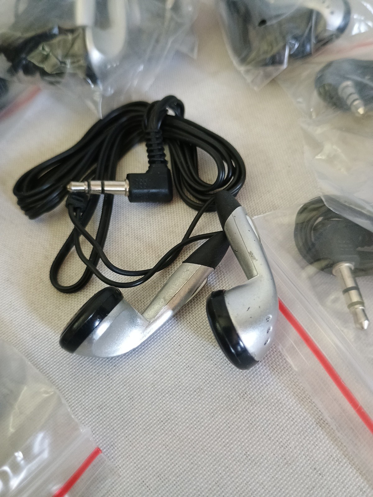 Disposable Headphones Earbuds Lot of 10 3.5mm Plug Individual Package (51)