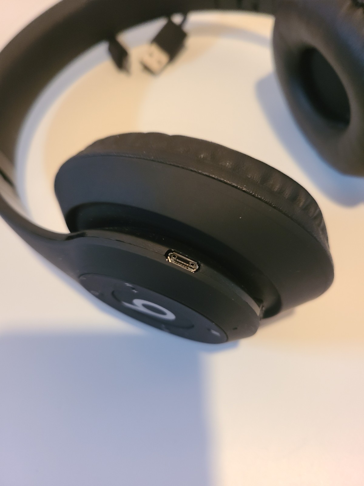 Beats by Dr. Dre Studio3 Over the Ear Wireless Headphones – Black And Silver
