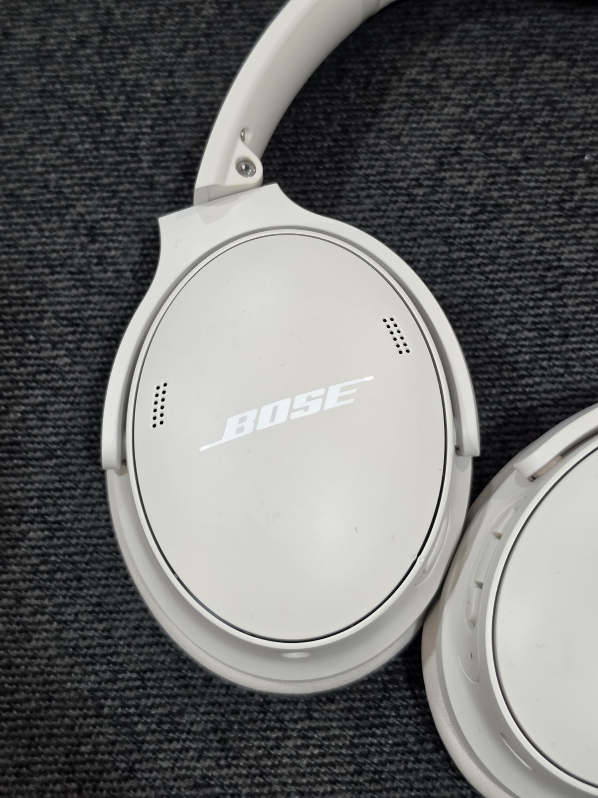 Bose QuietComfort Wireless Over-Ear Headphones – White Smoke
