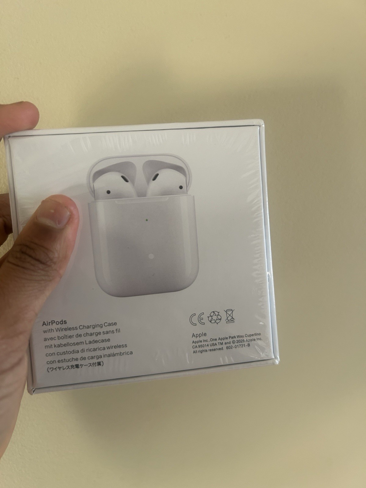 Apple AirPods Wireless Charging Case White In-Ear Bluetooth Earbuds 2020s