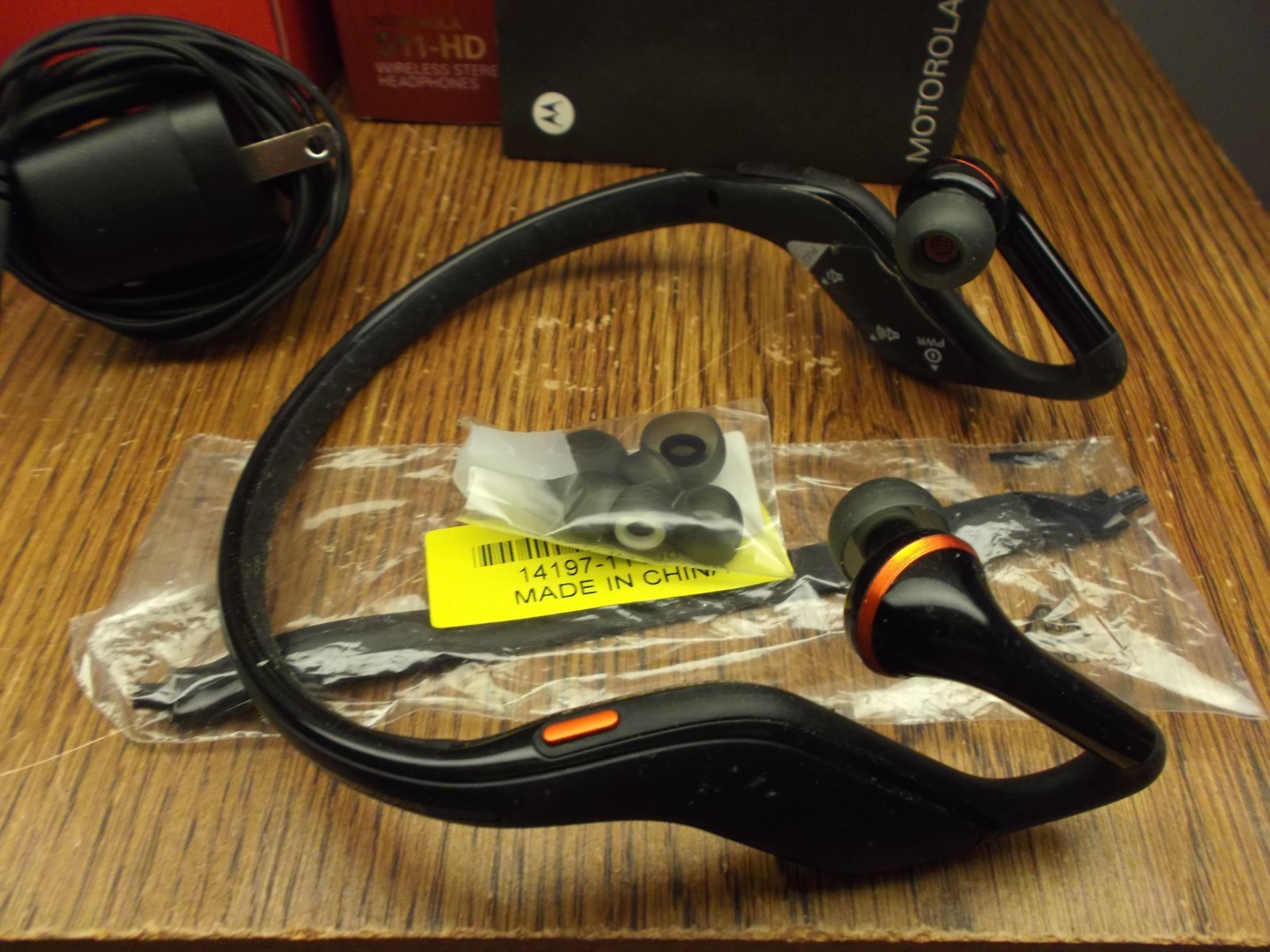 LKE NEW MOTOROLA S11-HD WIRELESS STEREO HEADPHONES W/CHARGER,EAR CUSHIONS,OUBAND