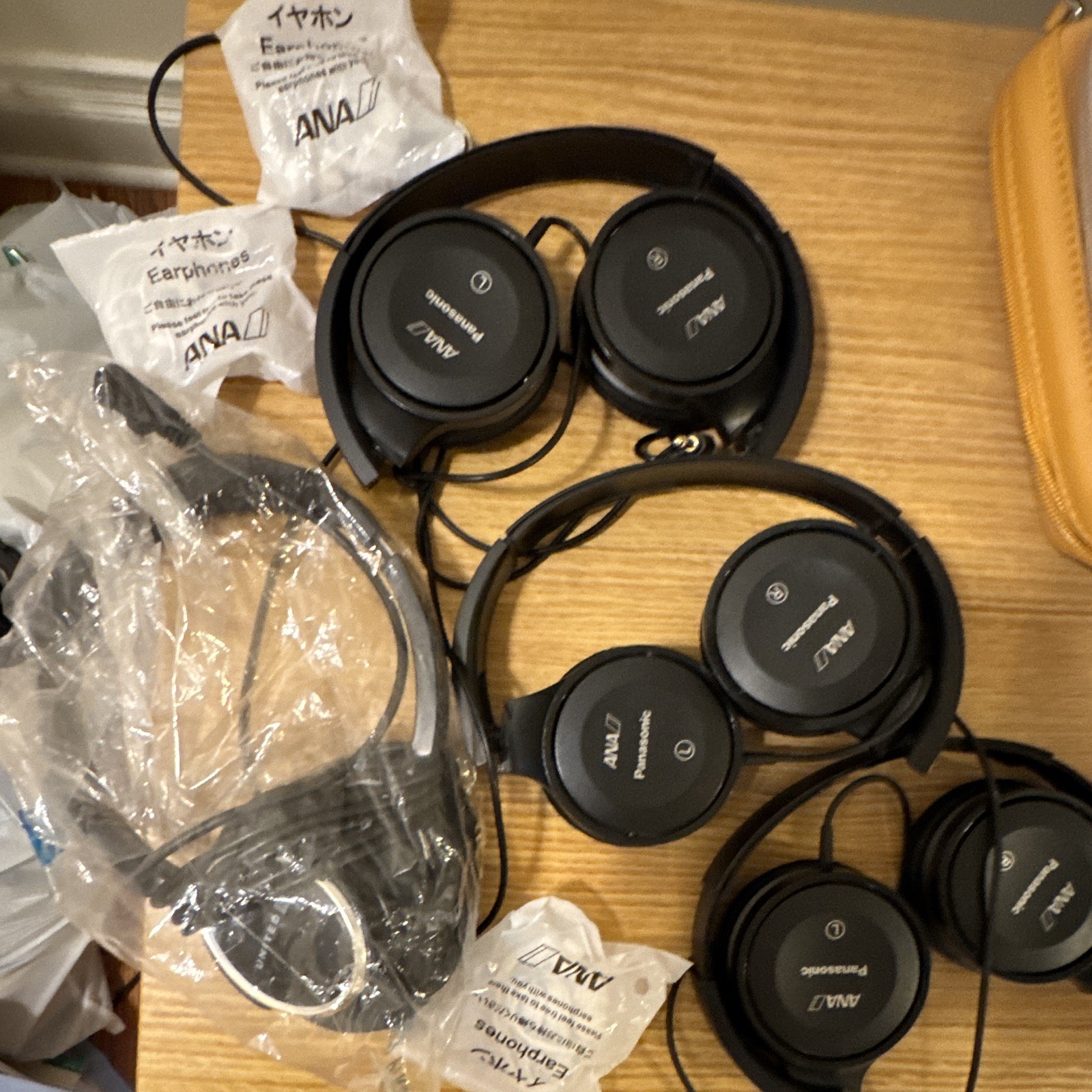 Lot of 7 airline headsets – ANA, United