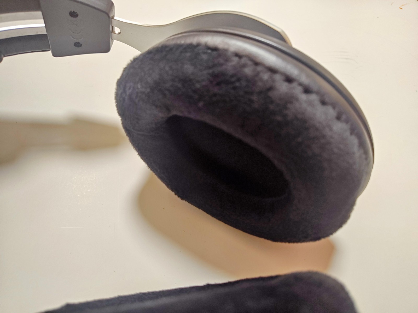 Shure SRH1540 Premium Studio Headphones – Tested Working w/ New Aftermarket Pads