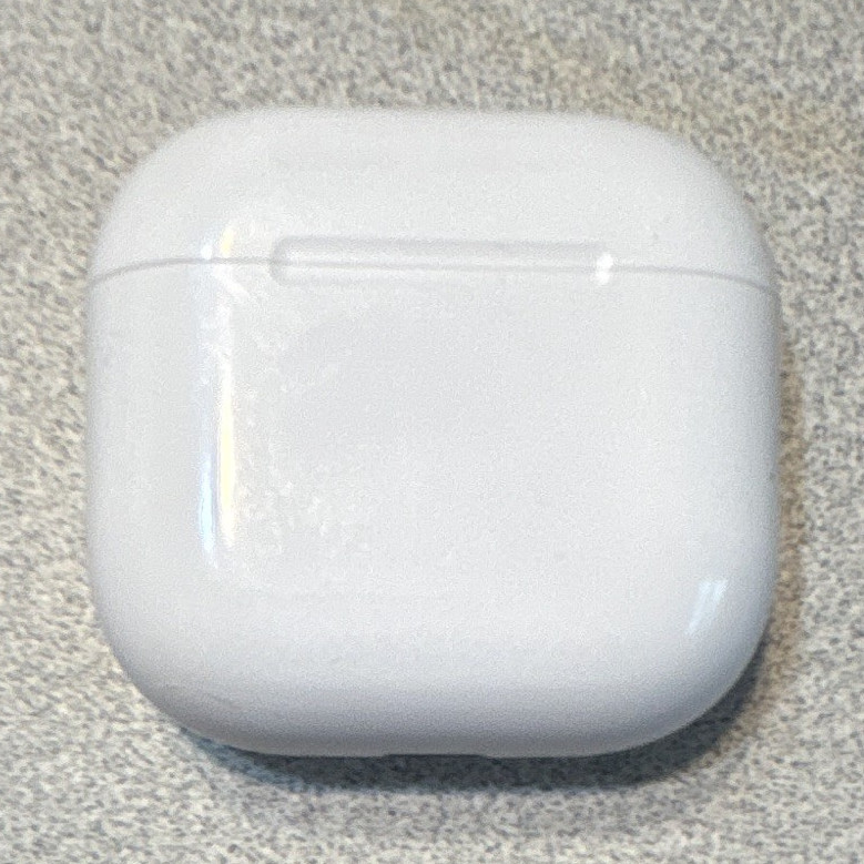4th gener Apple AirPods Wireless Bluetooth In-Ear Earbuds w/ Charging Case White