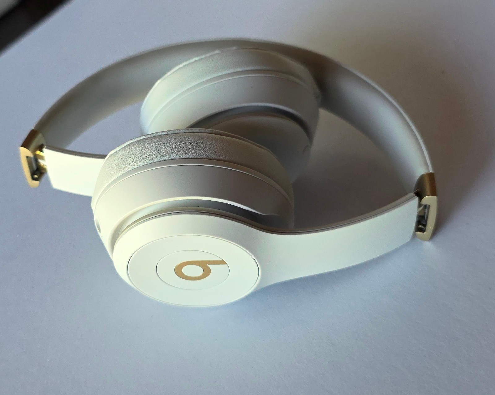 Unused OEM White & Gold Beats Solo 4 Wireless Headphones MC2M4LL/A in Bulk Pkg