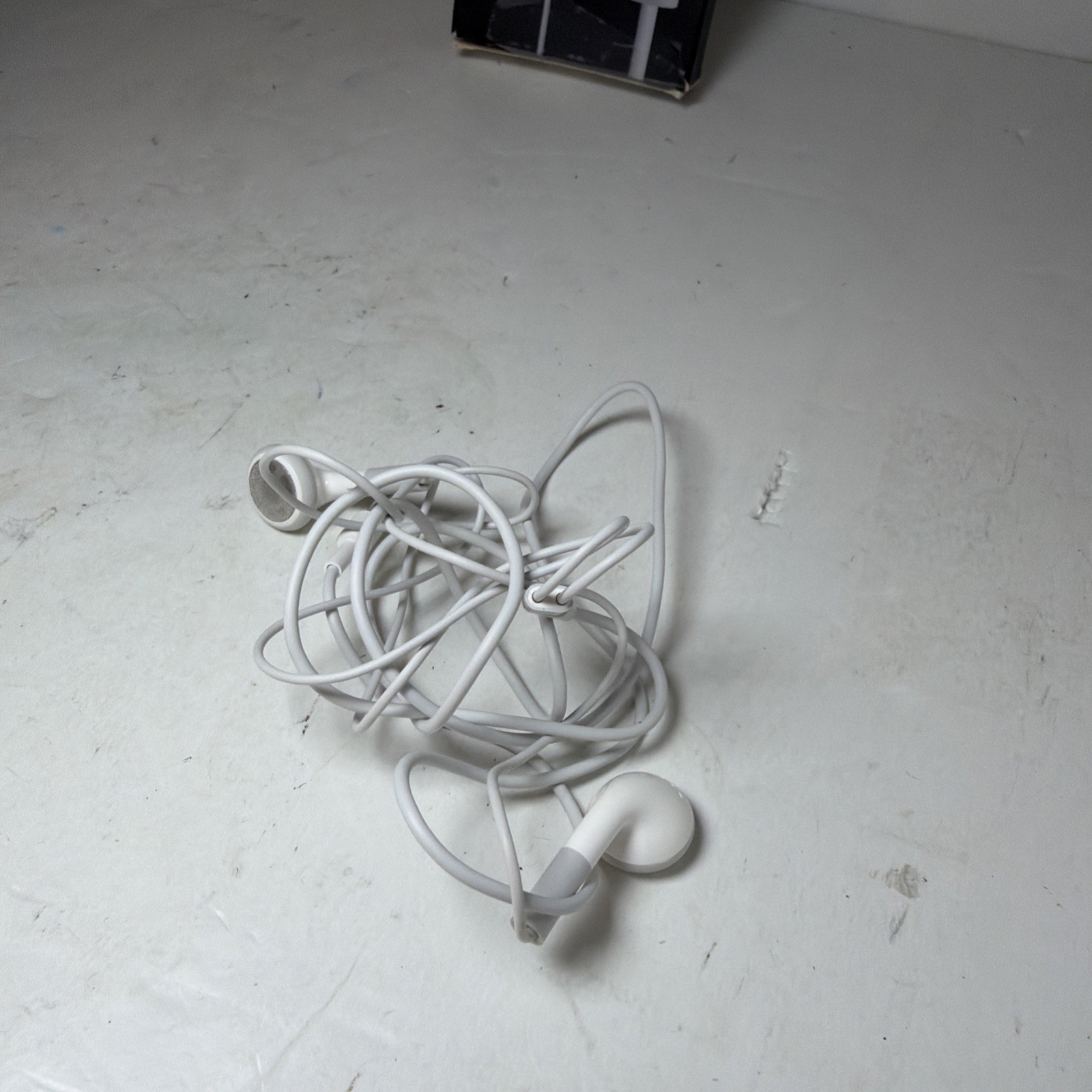 Genuine Apple 3.5mm Wired Stereo Earbud Earphones Headphones – White (MA662CH/A)
