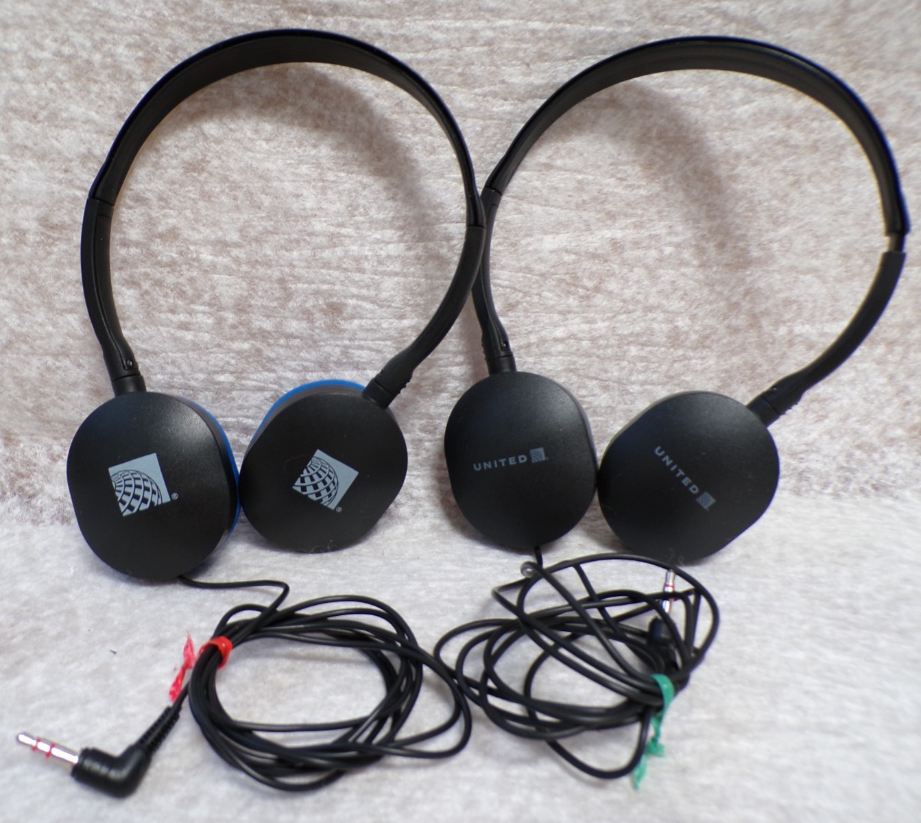 2 UNITED HEADPHONES OVER EAR PADDED CUP LIGHT WEIGHT 54″ CORD USED TESTED WORKS