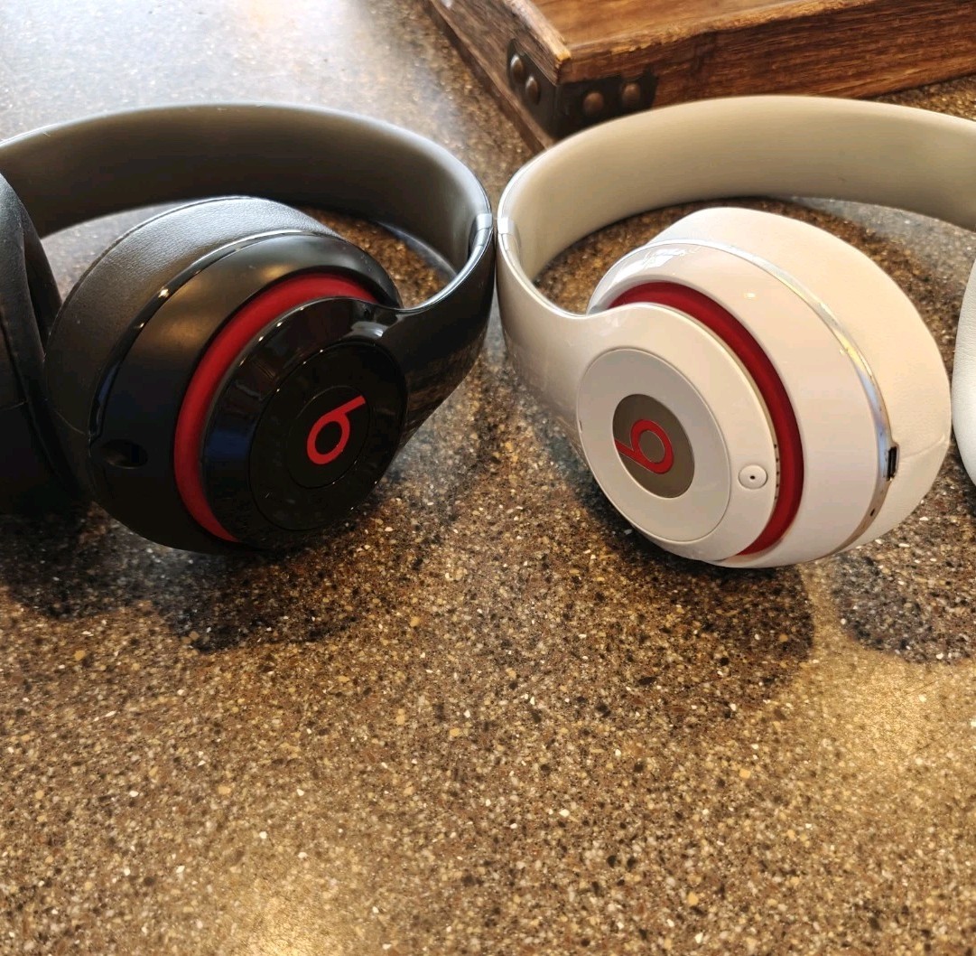 Beats by Dr. Dre Studio 2 Wireless *2 Pair* White/Red & Black/Red **Excellent**
