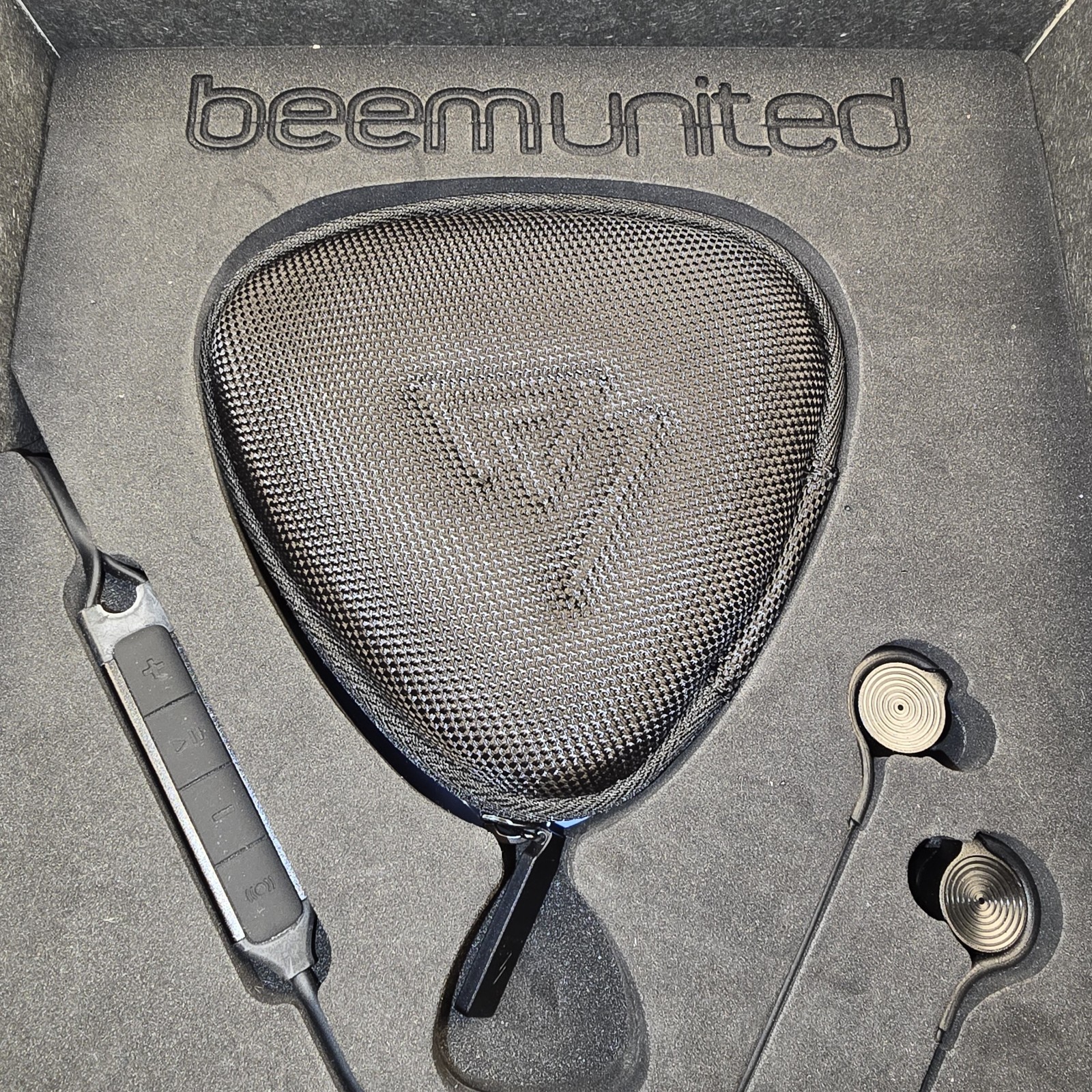 BeMe D200 by Beemunited Headphones. Black color. For iPhone NEW