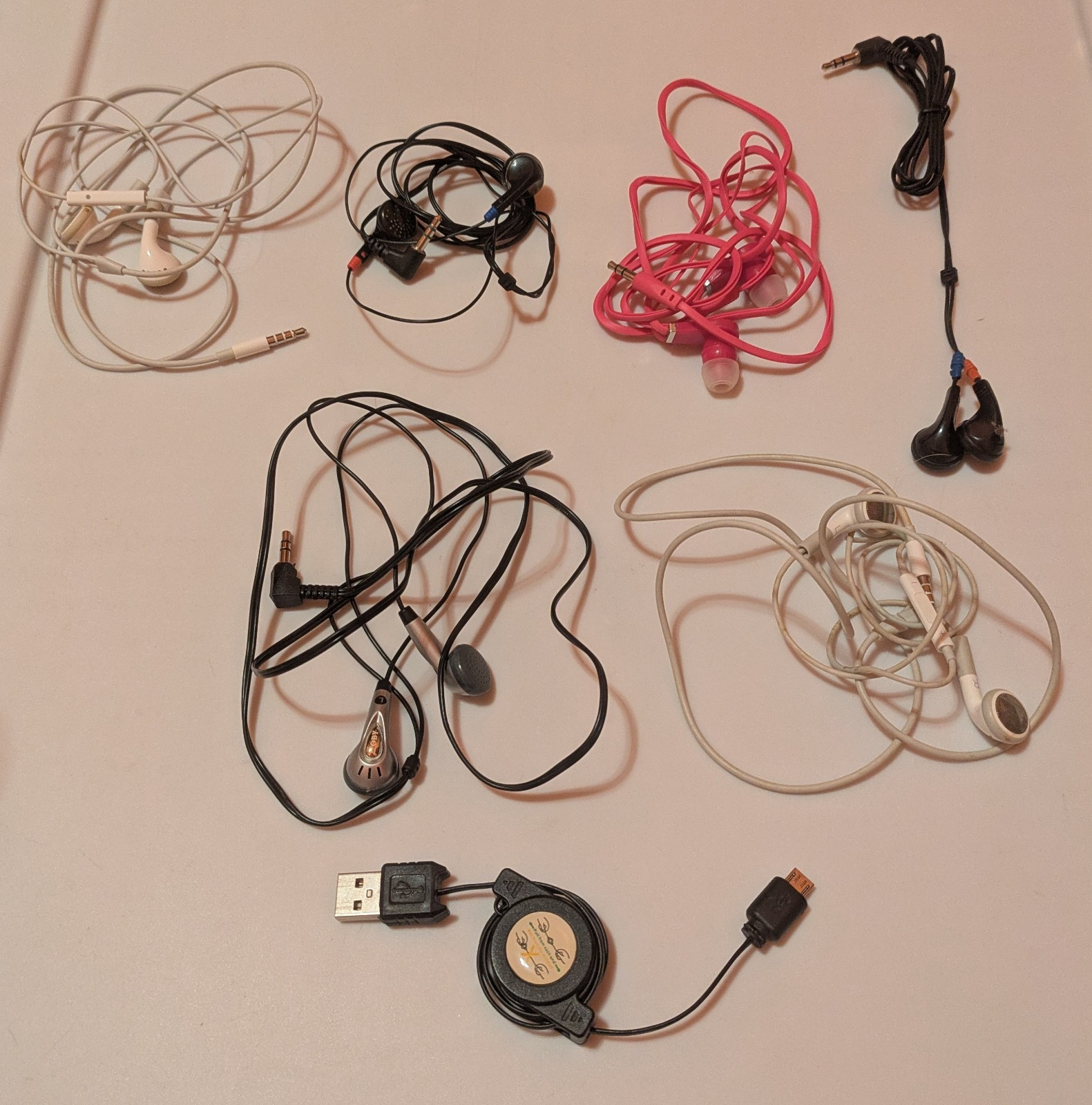 Lot of 6 Assorted Untested Earphones/Headphones