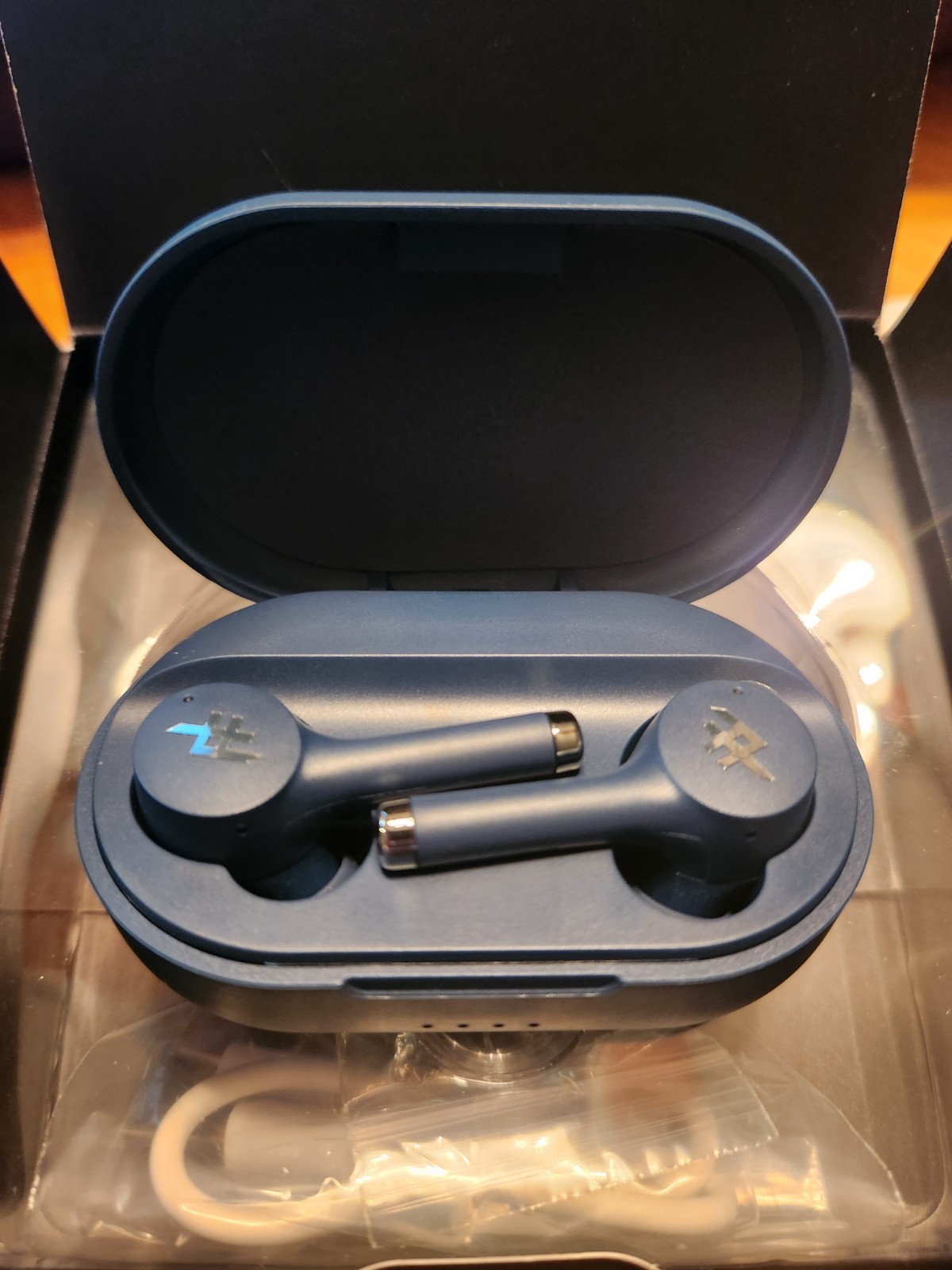 BRAND NEW Zagg iFrogz Airtime Pro Wireless Earbuds Charging Case – Navy Blue
