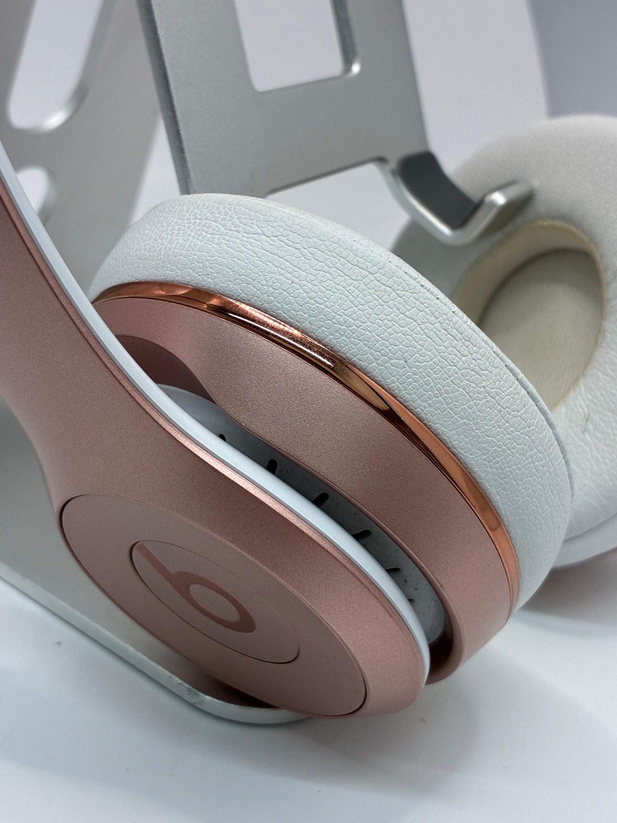 Beats Solo 3 Headphones Pink w/ Carrying Case – Used B
