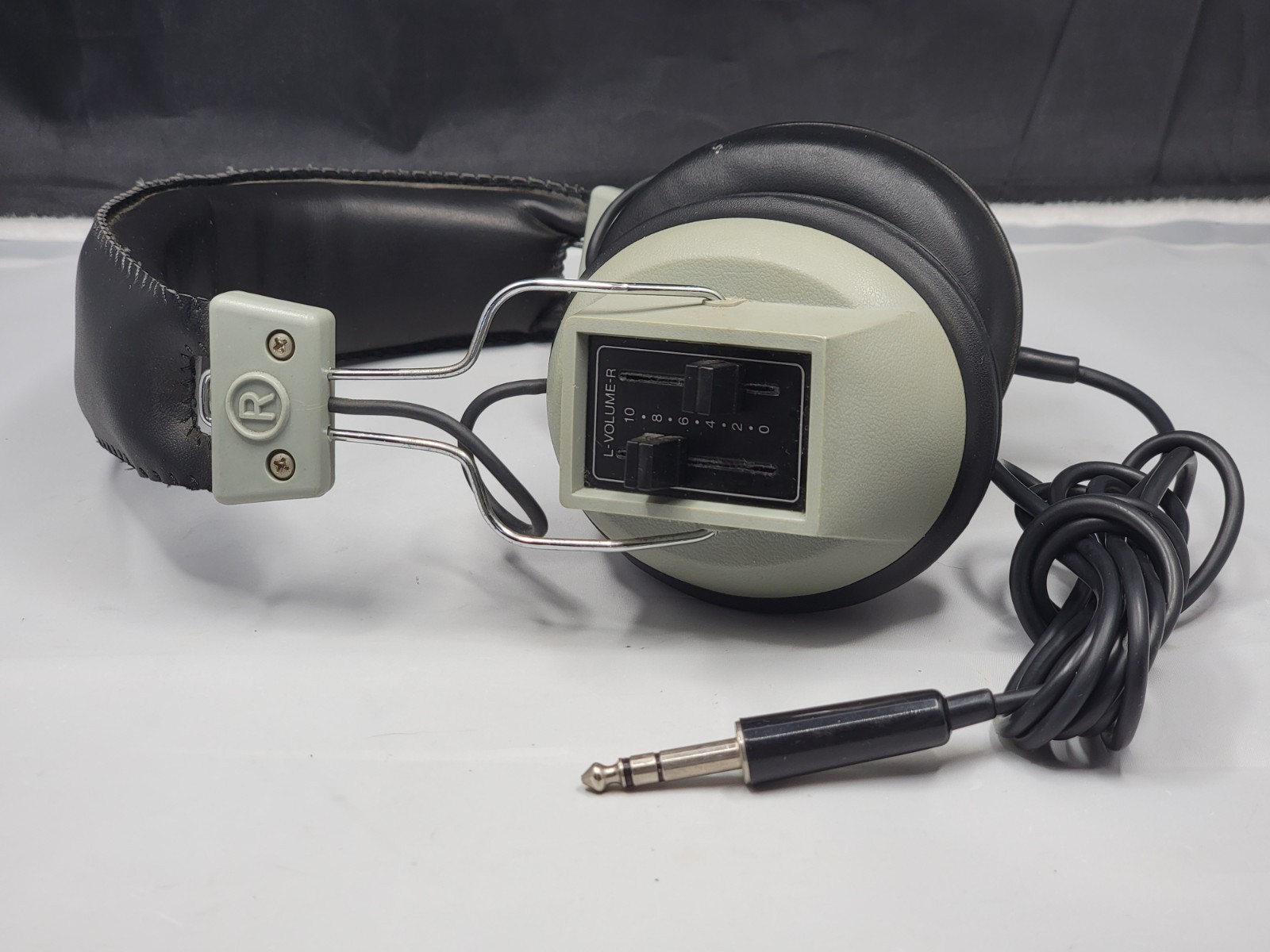 Realistic Nova 16 Over-Ear Stereo Headphones Volume Control 1/4in 8ohm 6ft