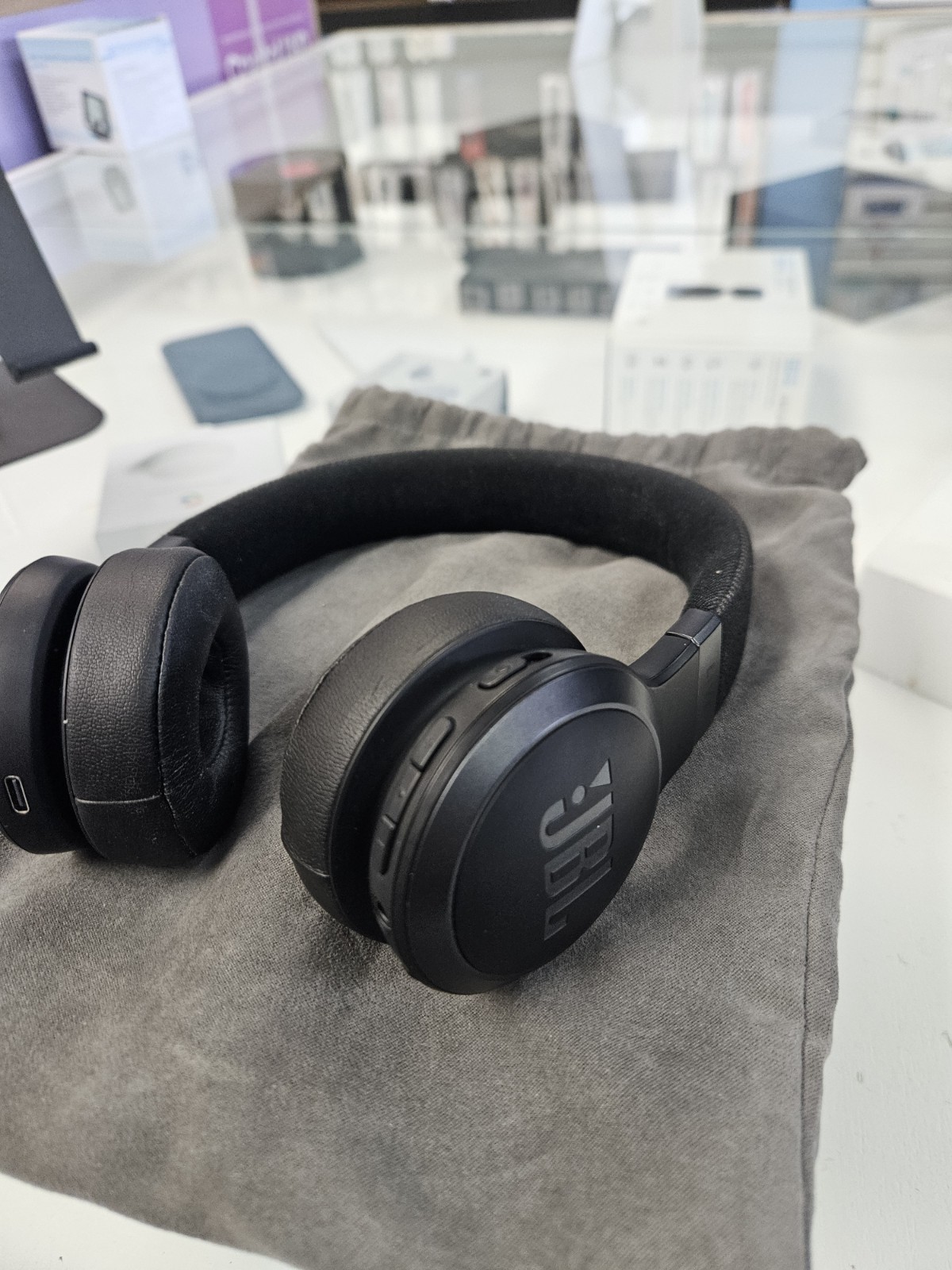 jbl live 675nc wireless on-ear headphones