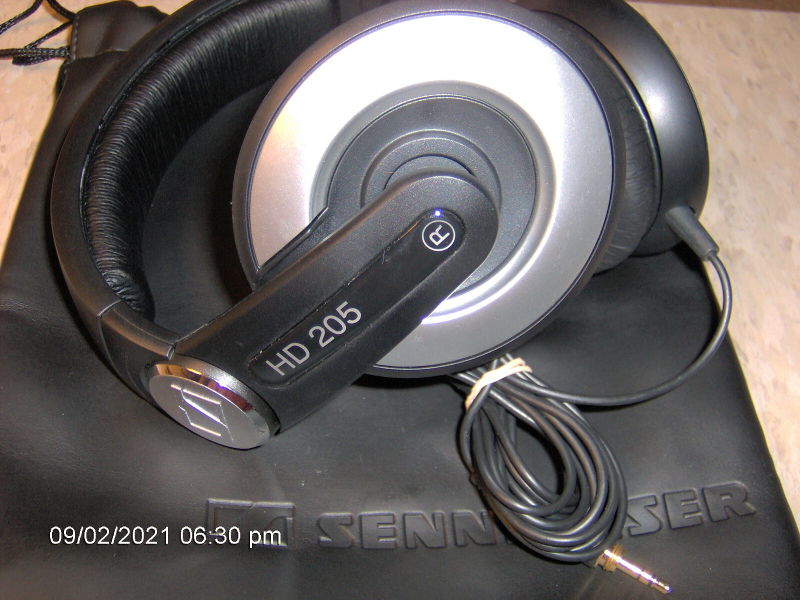 Used DJ Headphones over the ear w/ 9 foot Cable 3.5mm Plug Sennheiser HD 205