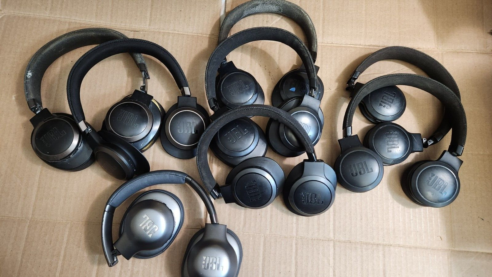 *Parts* 8 x JBL – LIVE 500BT, 400BT, 650BTNC and 750NC Wireless Headphones