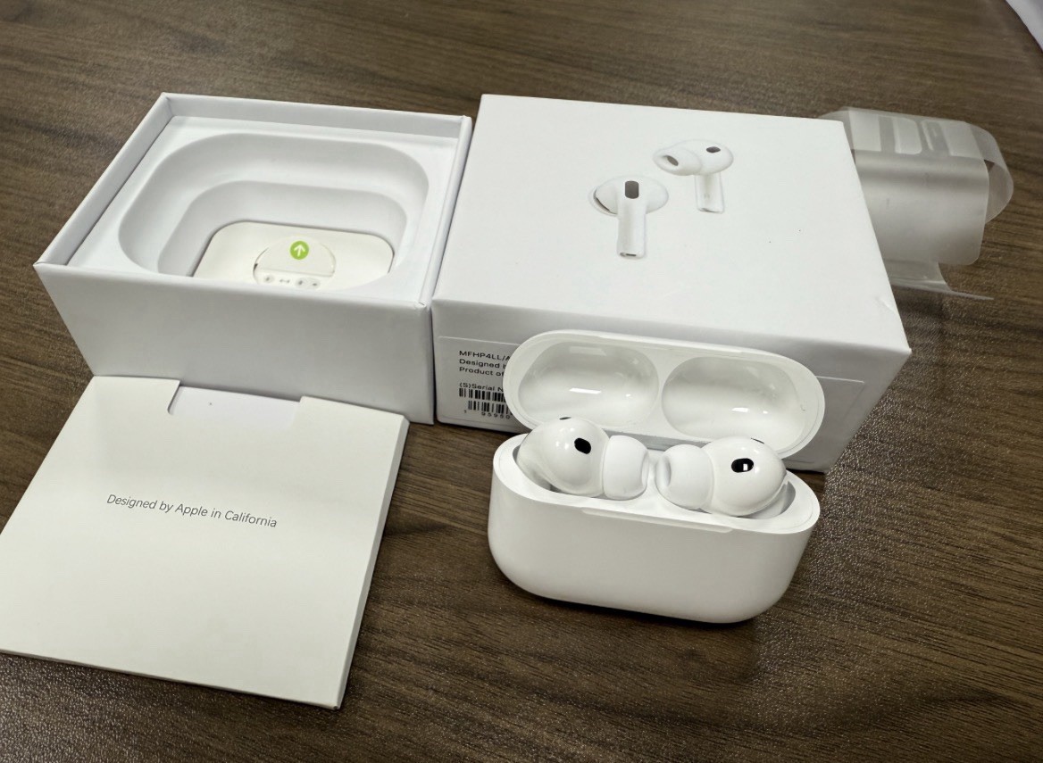 Apple AirPods Pro 3 White Wireless In-Ear Earbuds w/ Charging Case, ANC