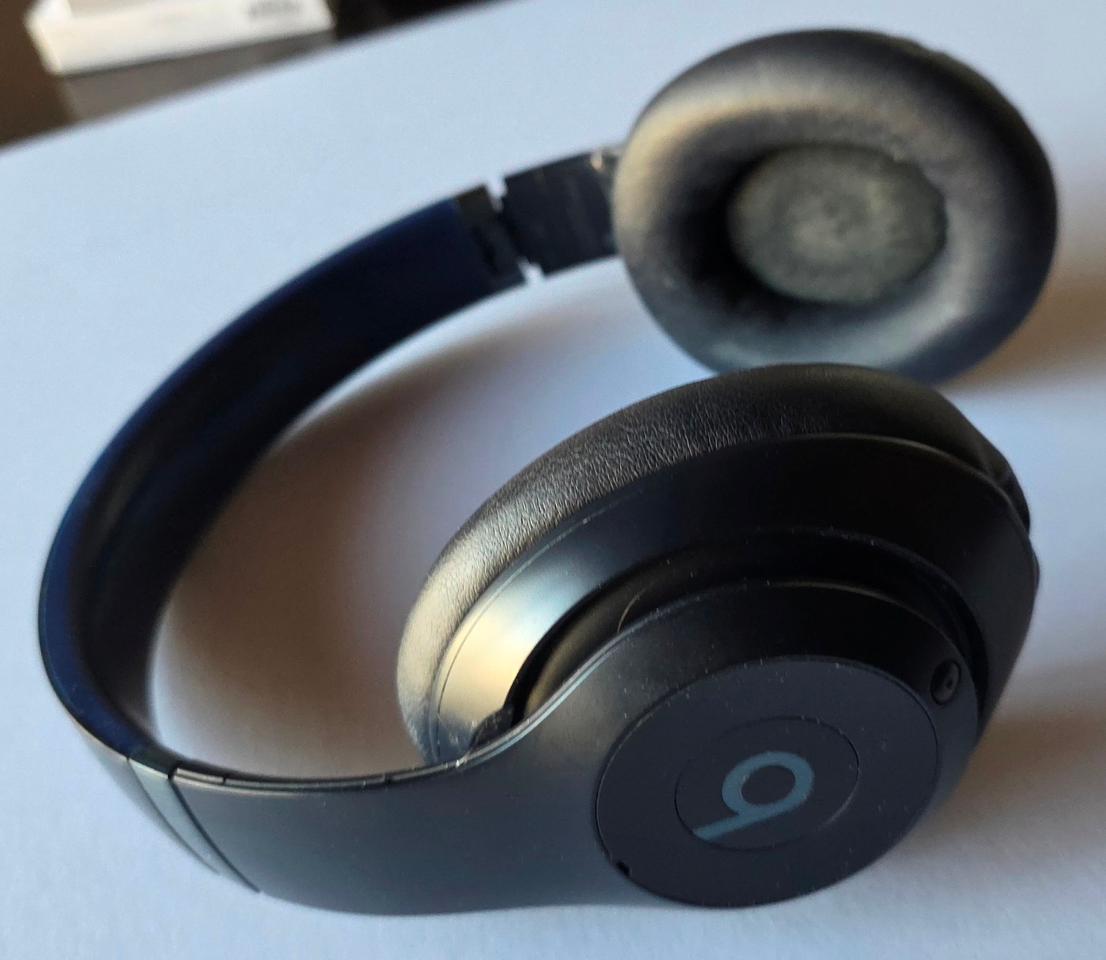 Navy Blue Beats Studio Pro Wireless Headphones MQTQ3LL/A – Works but Taped Band