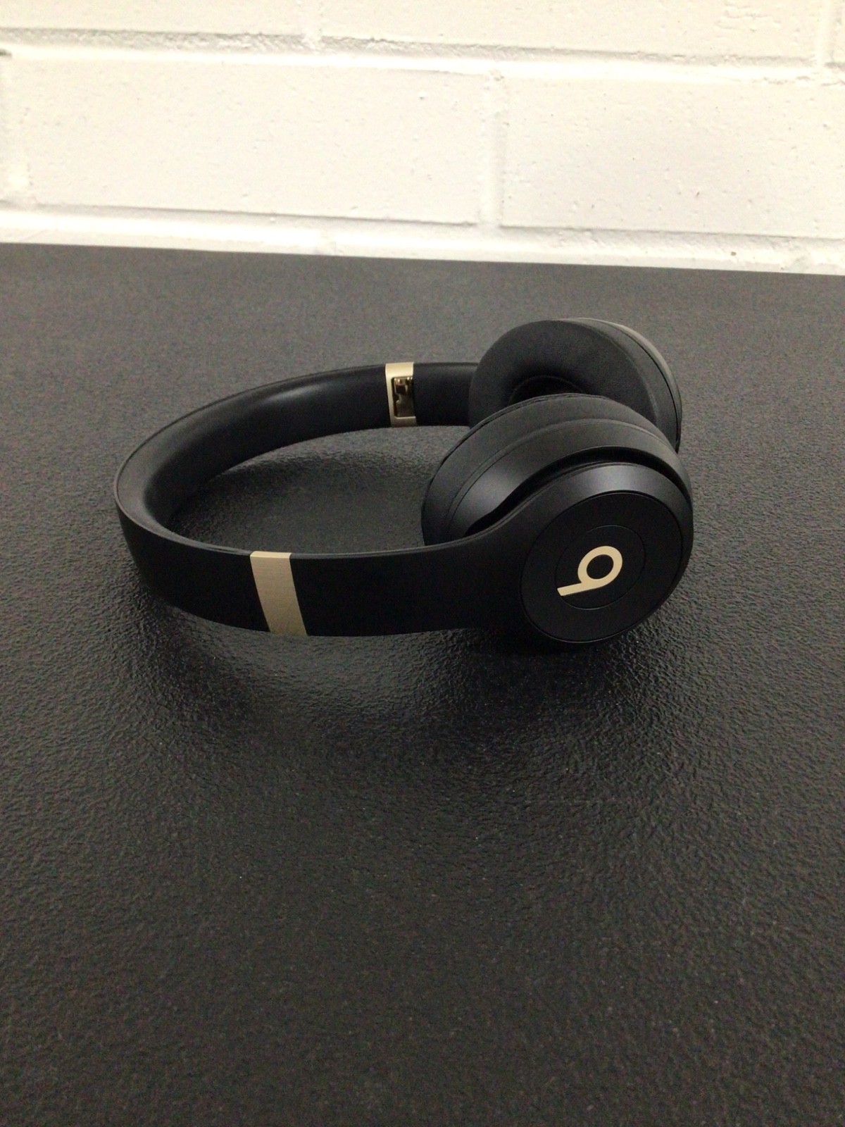Beats Solo 4 Wireless Bluetooth (Black & Gold)