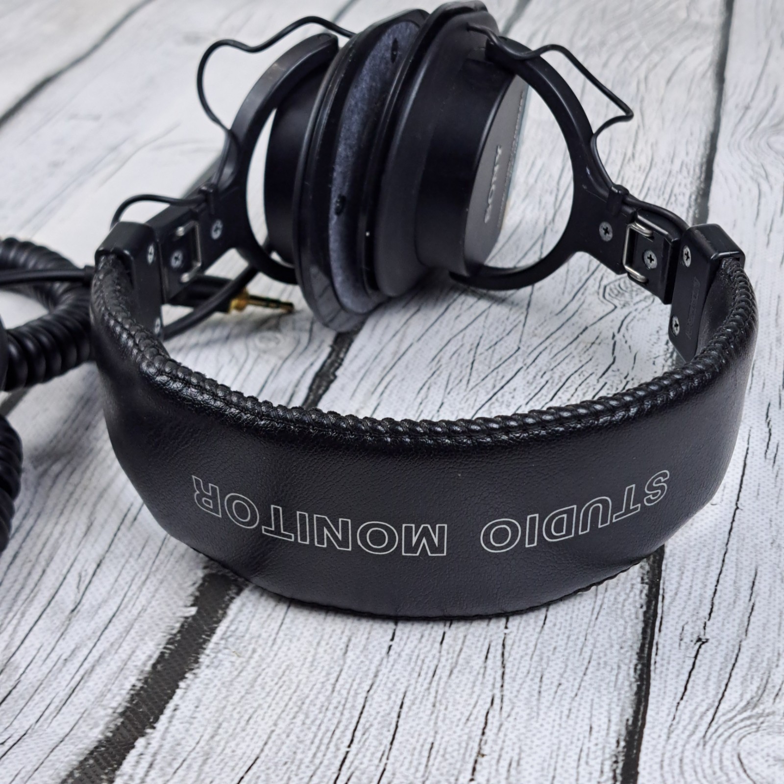 Sony MDR-7506 Professional Closed-Back Studio Monitor Headphones