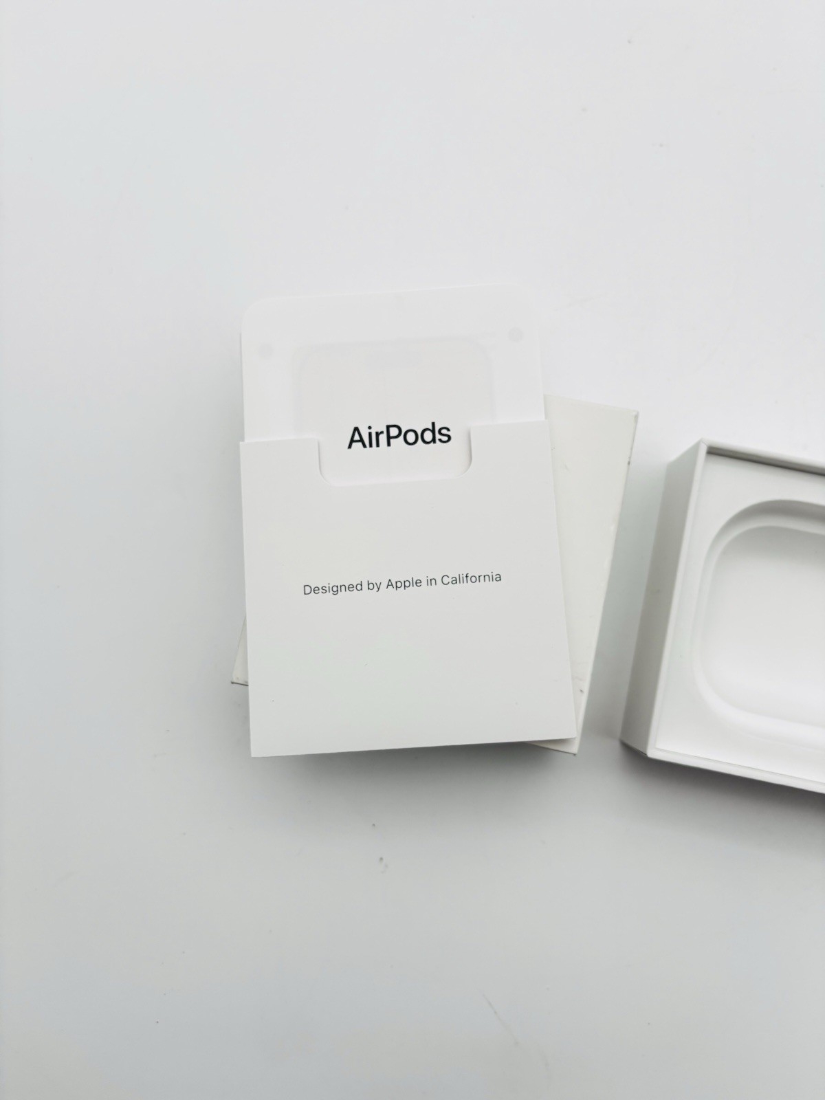 Apple AirPods 4th Generation. BOX ONLY. A3058 A3050 A3053 White