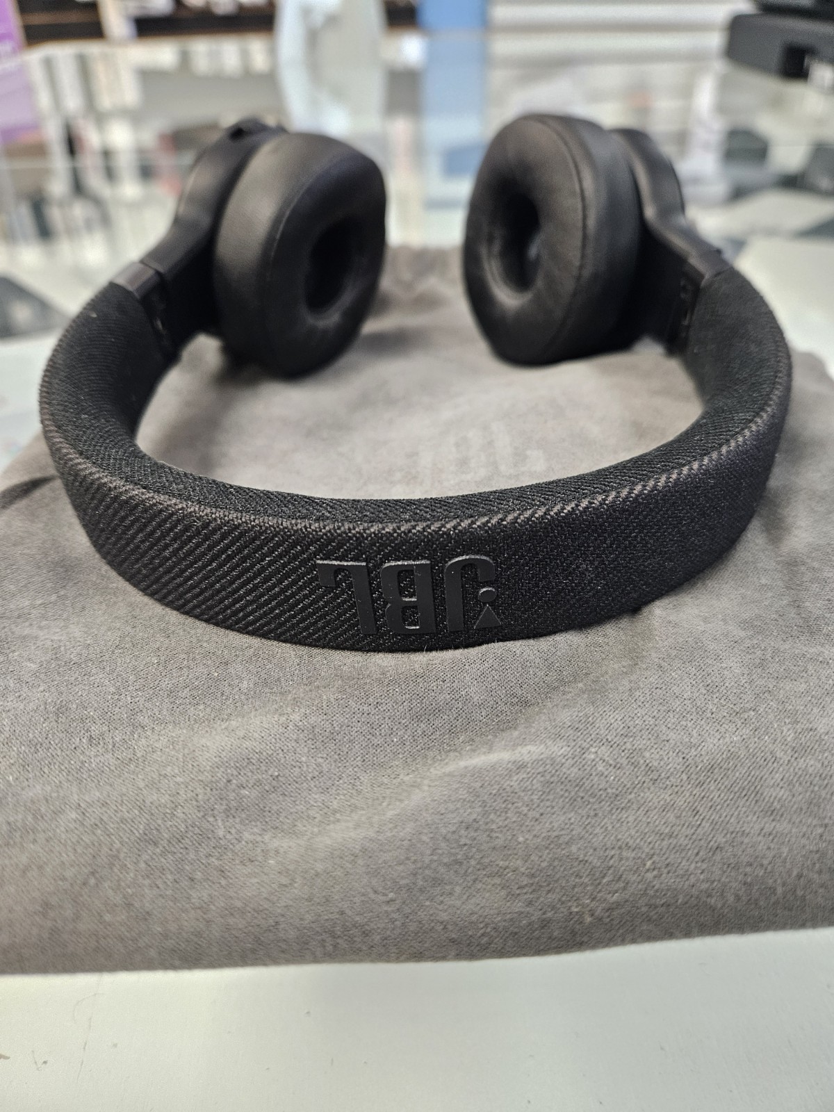 jbl live 675nc wireless on-ear headphones