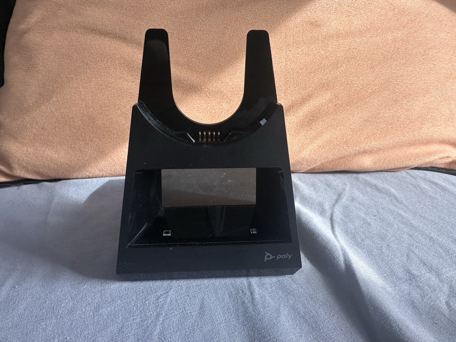 POLY VOYAGER 4210 Wireless Noise Cancelling Headset W/Stand No Box Phone