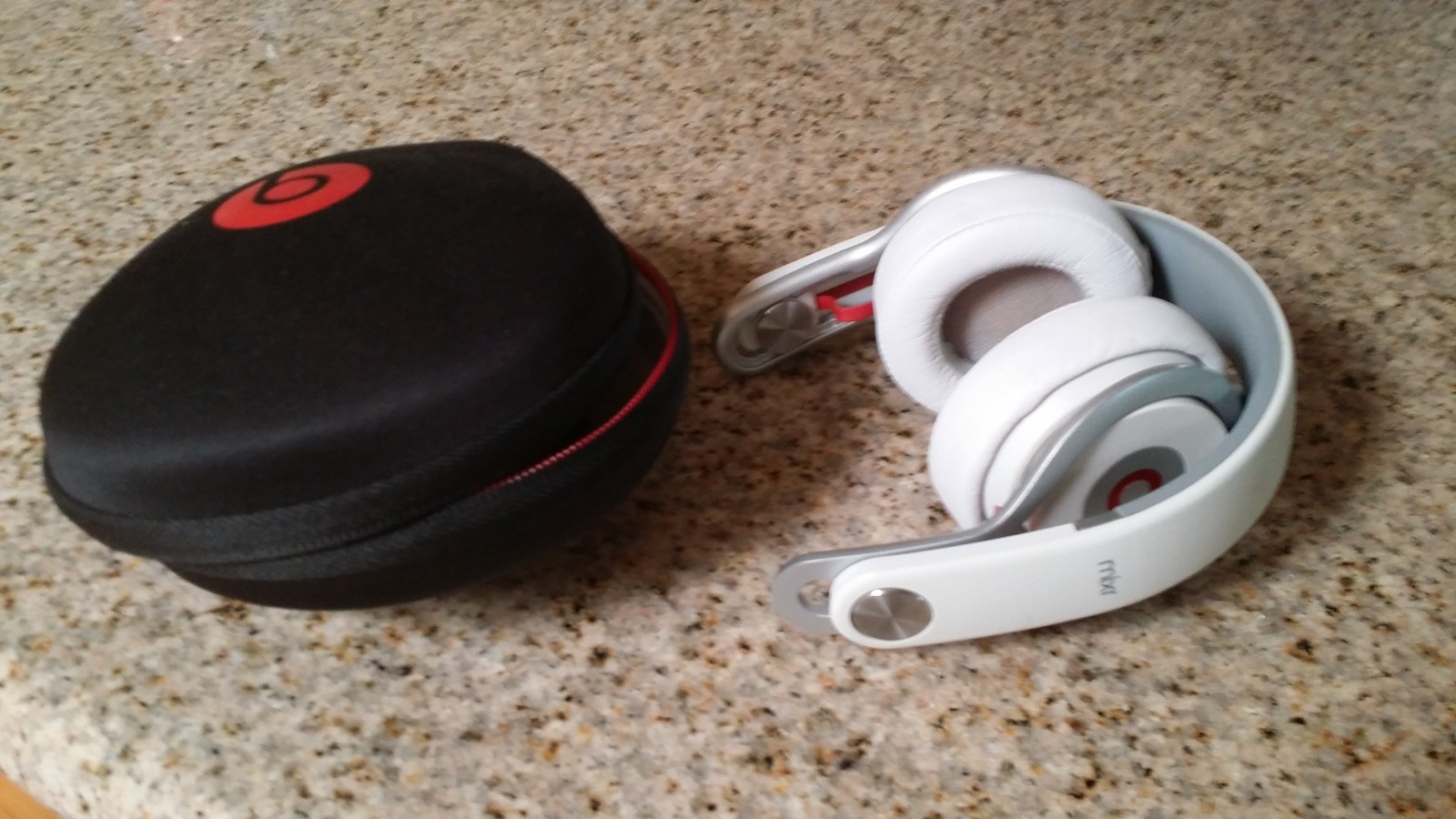 Beats by Dr. Dre Beats Mixr wired headpone on the Ear Headphones White color