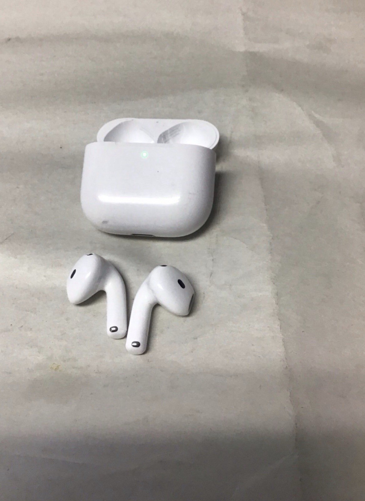 Apple AirPods 4 Earbuds w/ USB-C Case in White A3058, A3050, A3053 *READ *