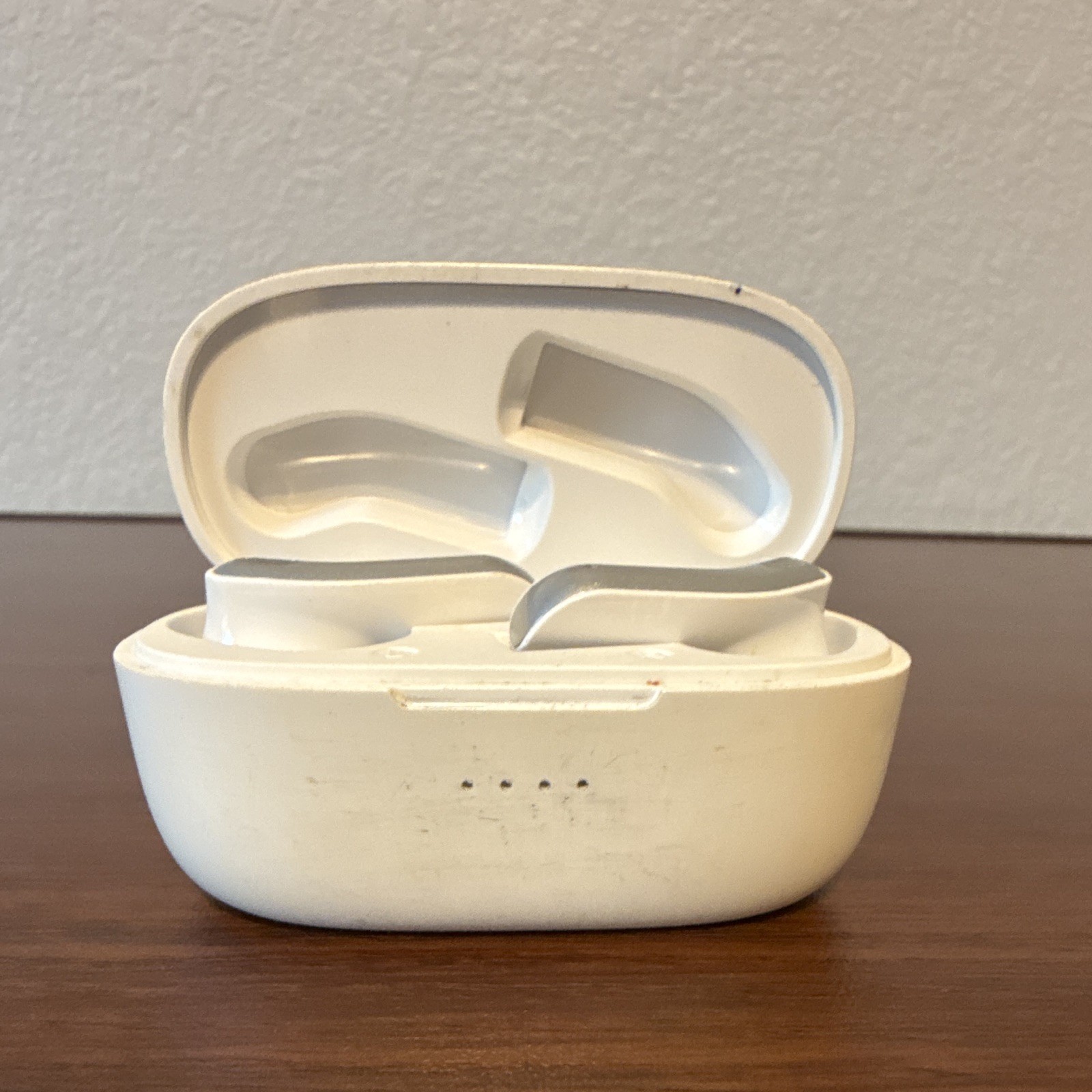 Brookstone EarBuds White/Silver Wireless Bluetooth In-Ear Earbuds w/ Case
