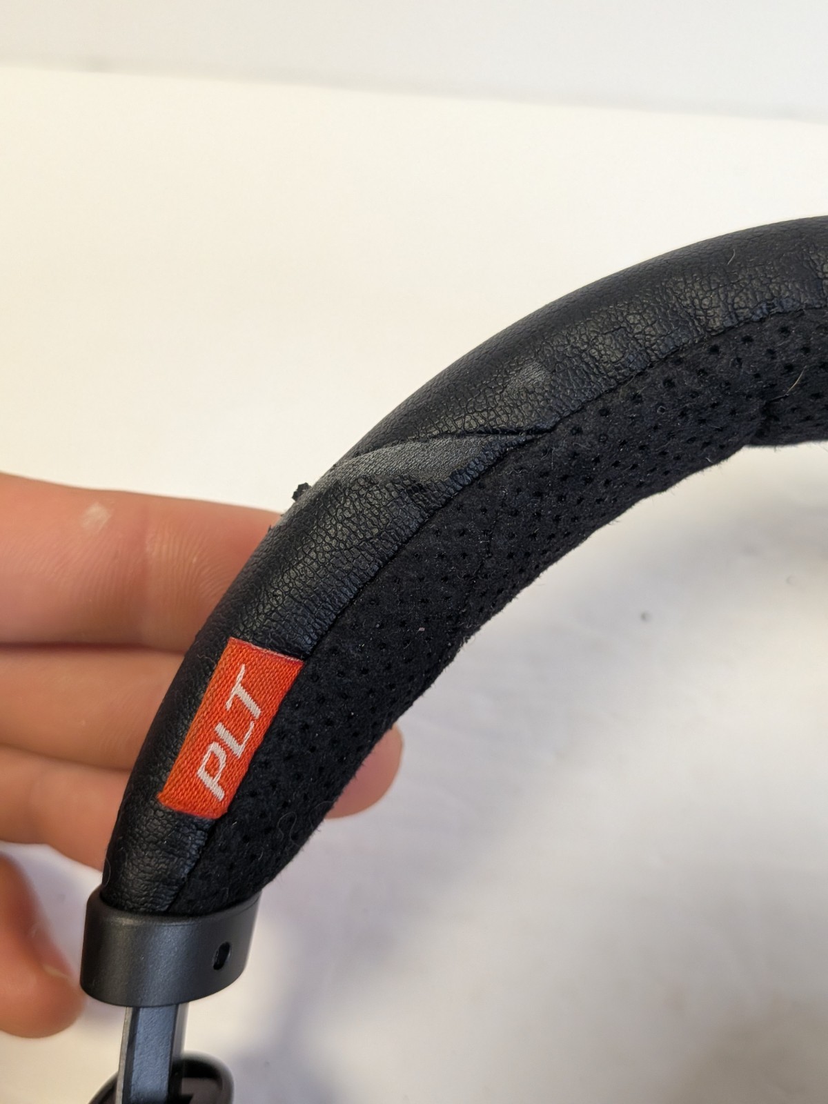 Plantronics Voyager PLT B8200 Bluetooth Headphones No Dongle **See Photos