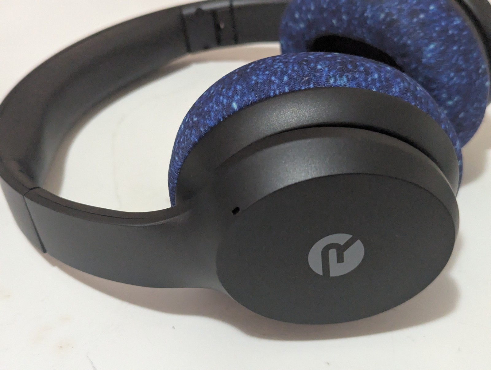 Headphone Raycon The Fitness Bluetooth Over-Ear Headphones Cobalt Blue Ear Pads.