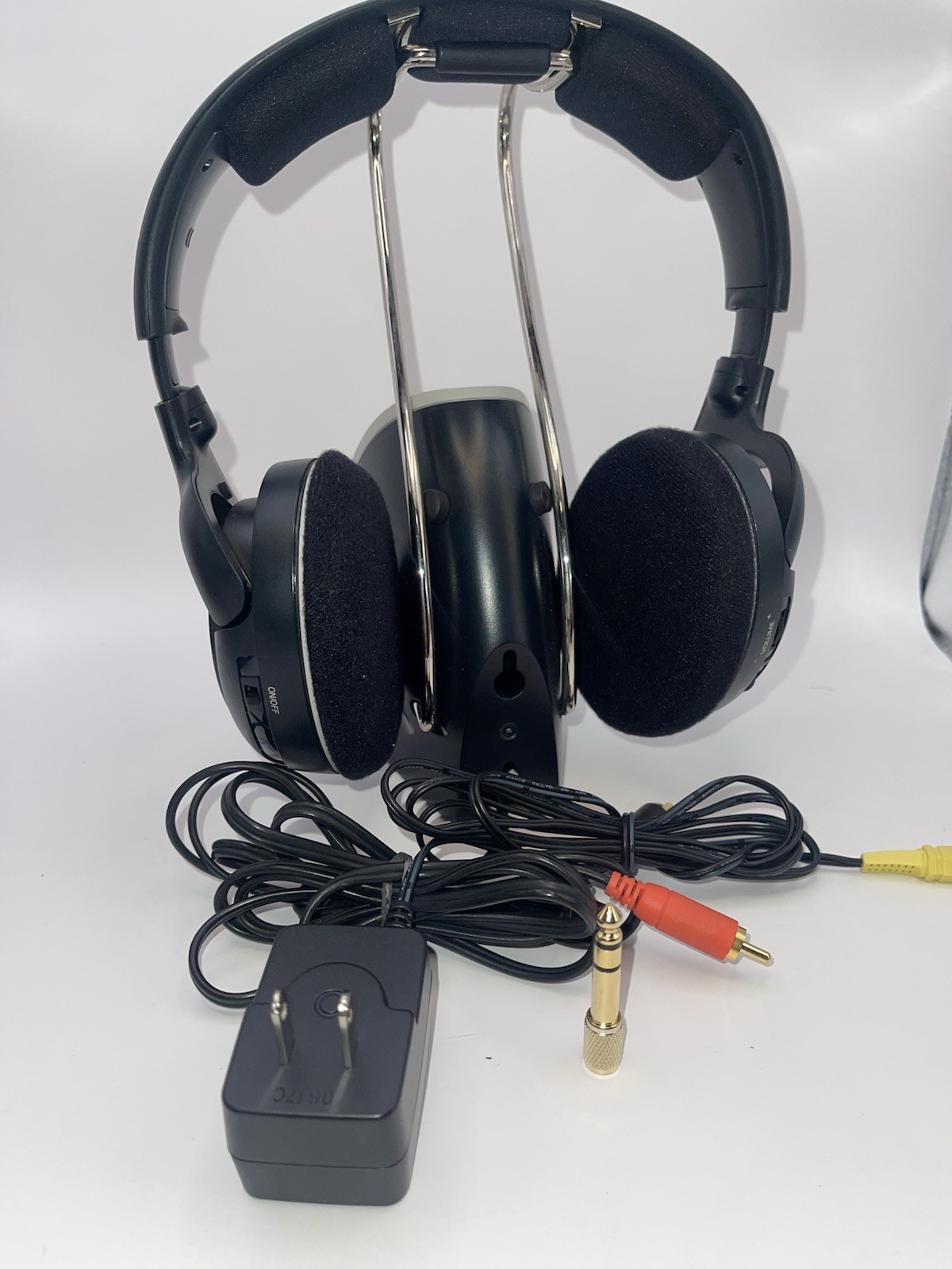 Sennheiser RS 120 Wireless RF Headphone System W/ Charging Base USED NEED BATT