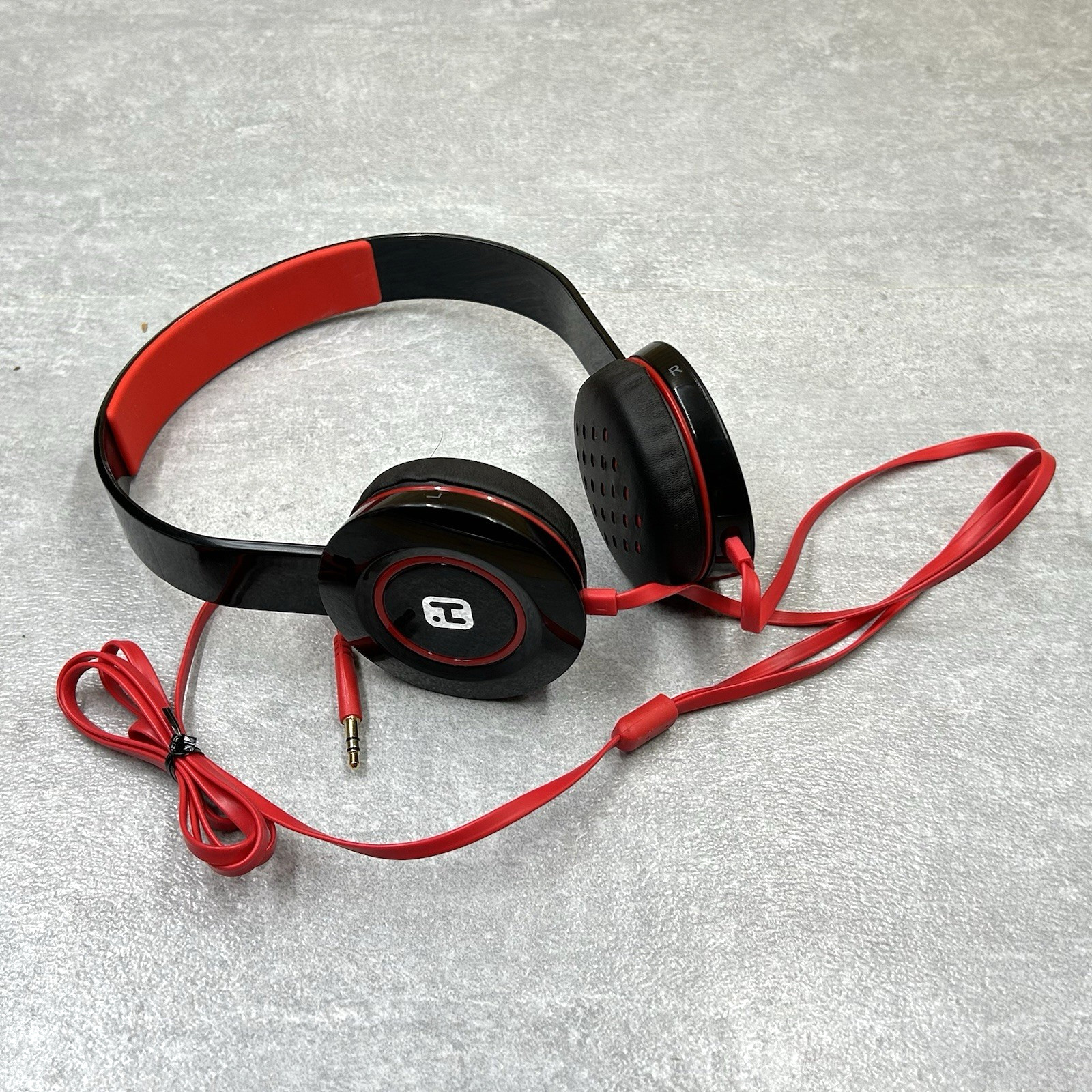 iHome Padded Ear and Headband Headphones Black Red Flat Wire Basic 3.5mm Jack