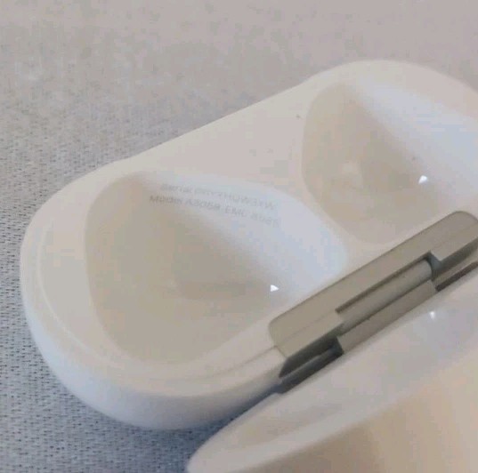 Apple AirPods 4 Charging Case (Without ANC) – A3058 (No AirPods) – TESTED