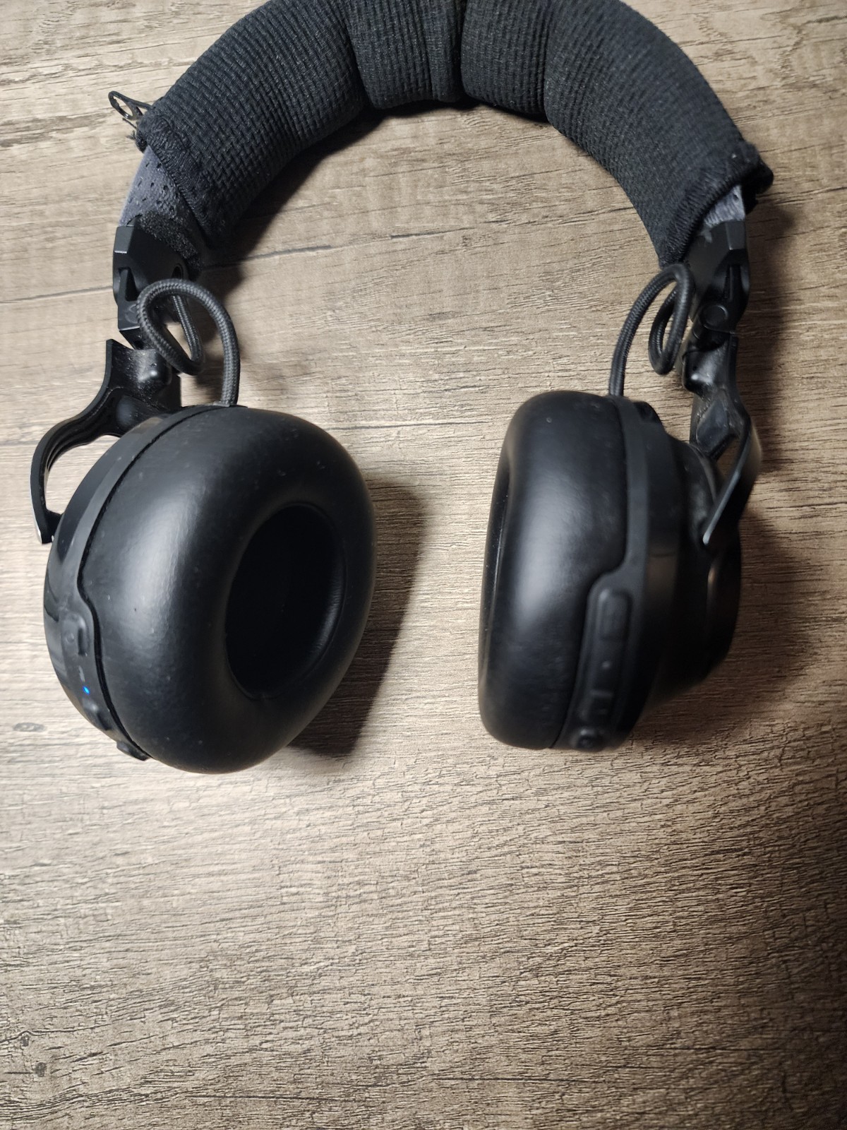 JBL Club 700BT Hi-Res Wireless On-Ear Headphones, produce a Great Sound
