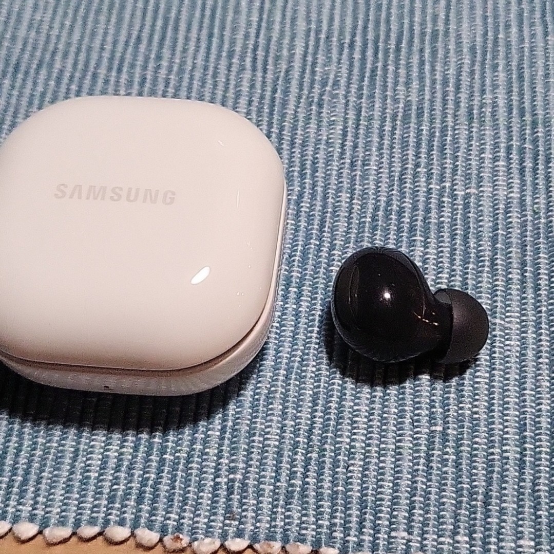 Samsung Galaxy Buds 2 *See description