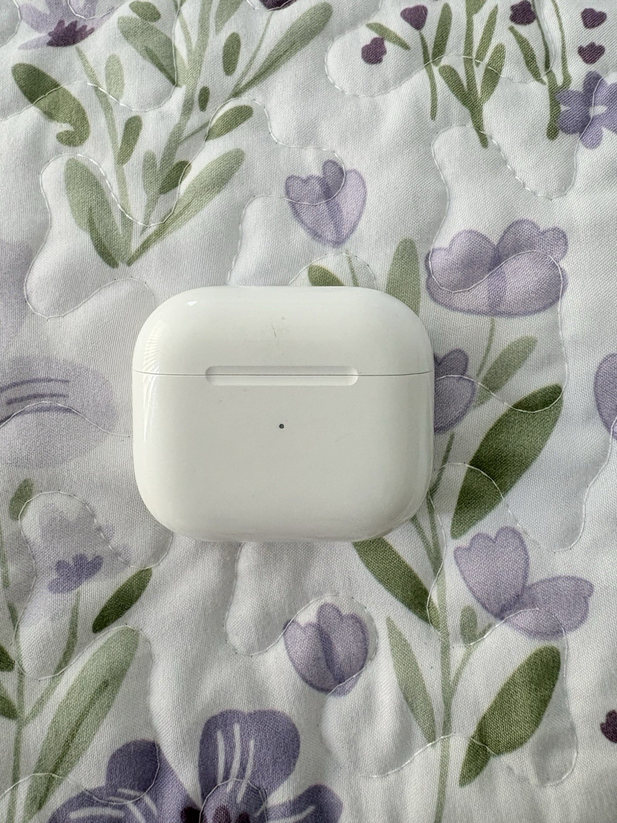 Apple AirPods Pro White In-Ear Bluetooth Earbuds w/ Charging Case. Minor chips.