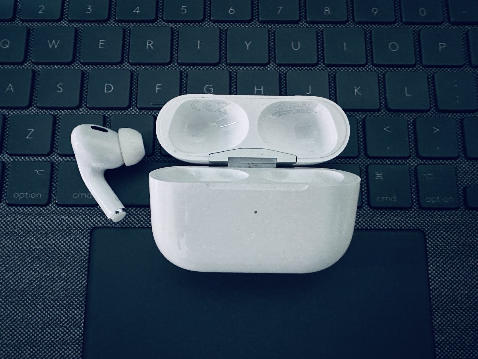 Apple AirPods Pro (2nd generation) case& left side