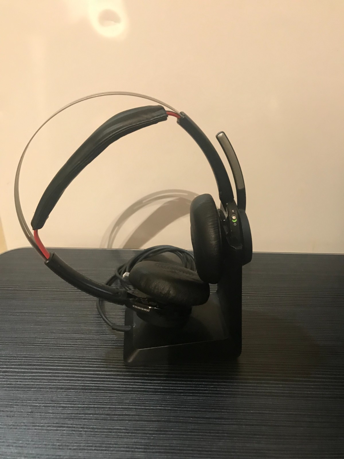 Plantronics Voyager Focus UC B825 Bluetooth Headset 203079-101 W/ Charging Stand