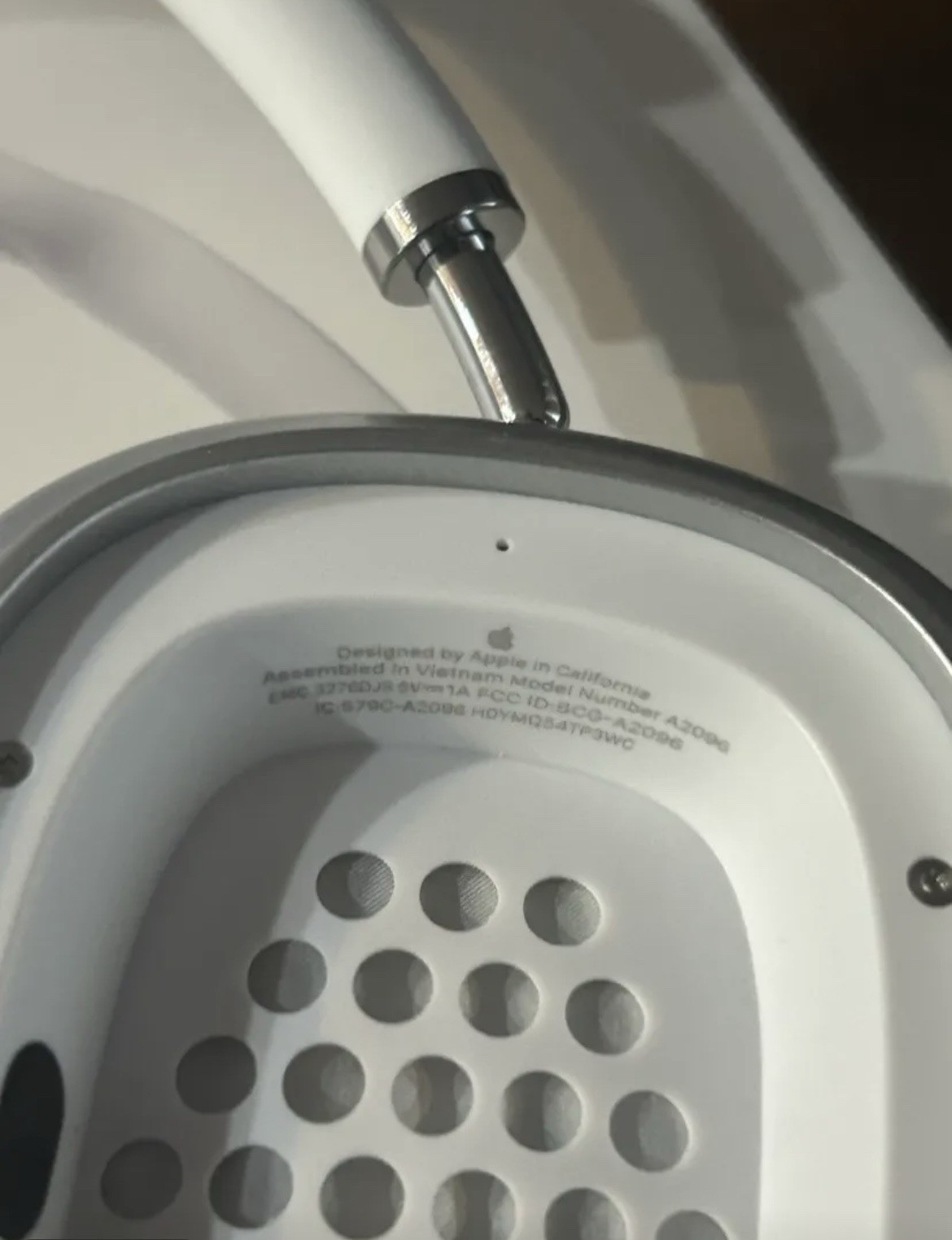 Apple AirPods Max Wireless Over-Ear Headphones White Silver with Smart Case