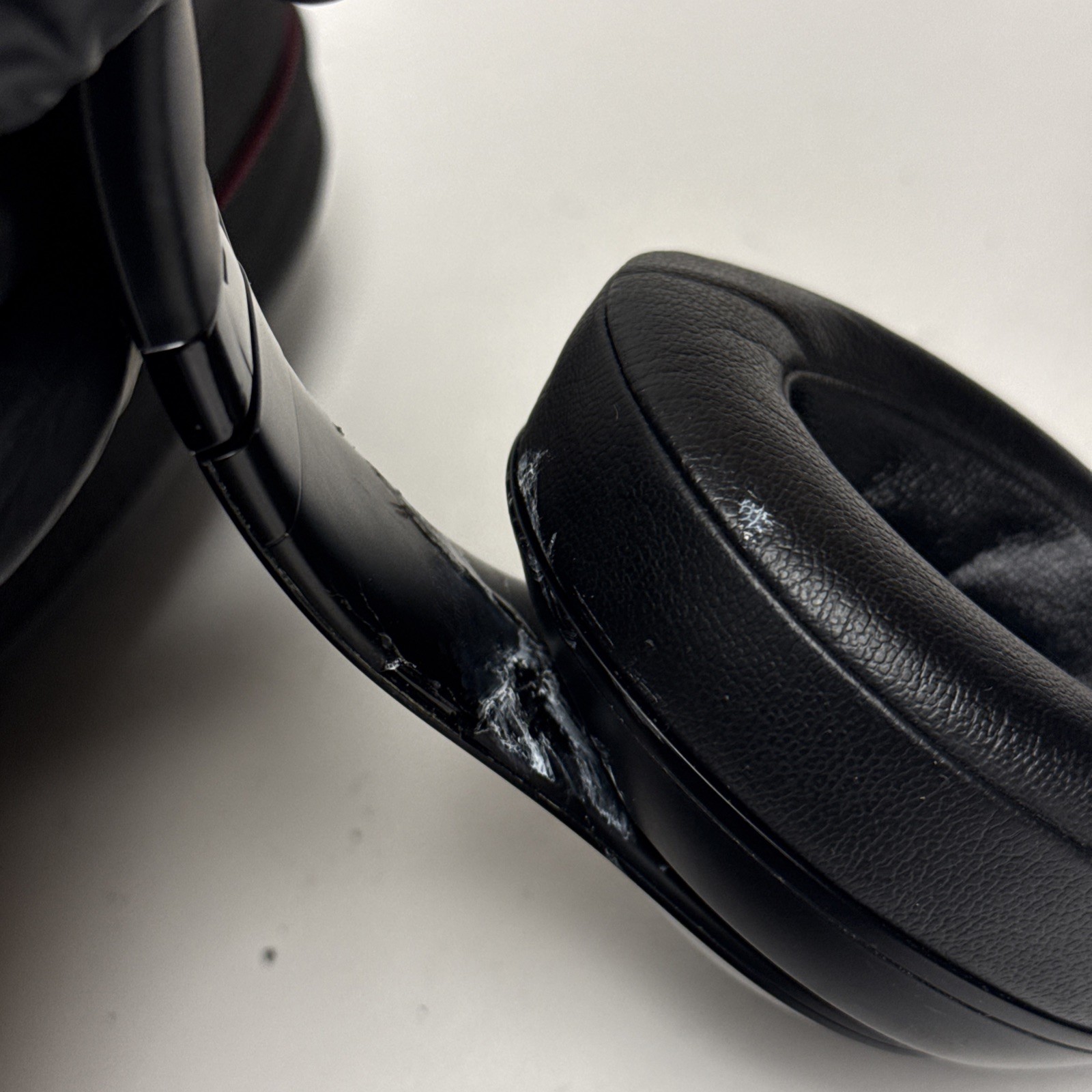 Beats by Dr. Dre Studio3 Over the Ear Wireless Headphones -Black (Cracked Side⚠️