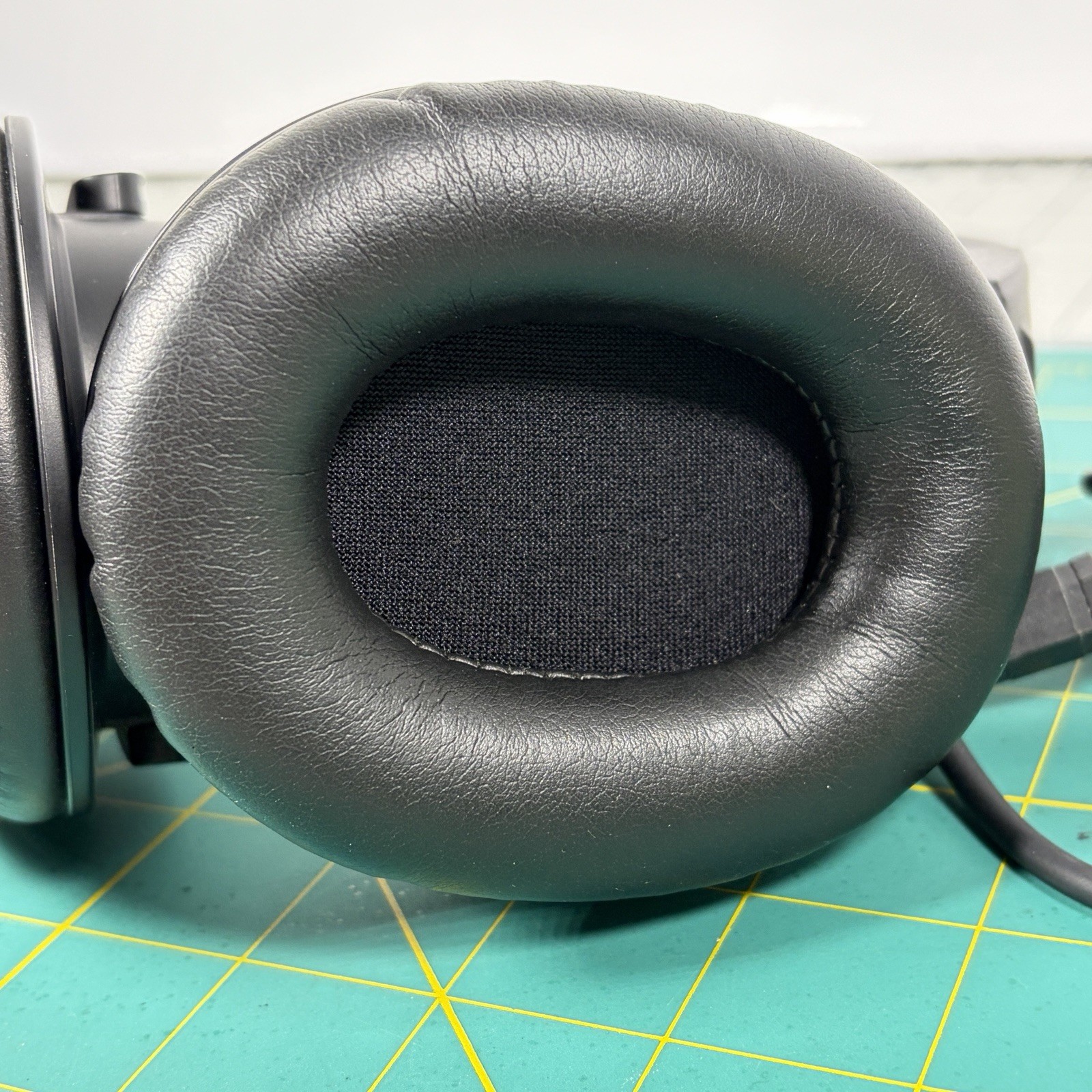 Audio-Technica ATH-M20x Professional Monitor Headphones Wired Black Tested Clean
