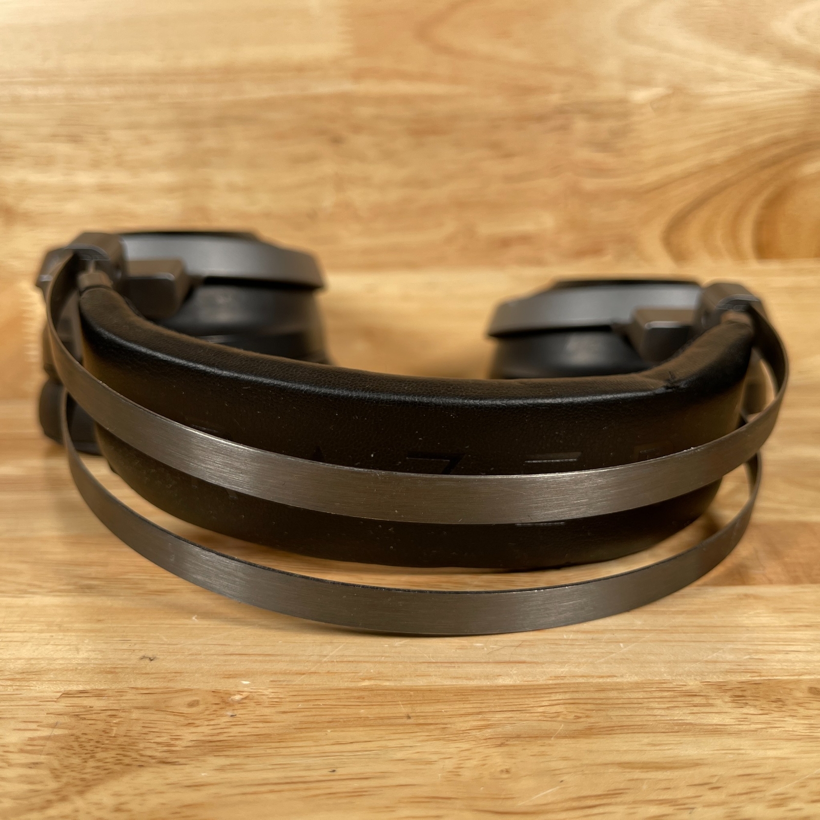 Razer Nari Black Wireless Retractable Mic Swivel Cups Over-Ear Gaming Headset